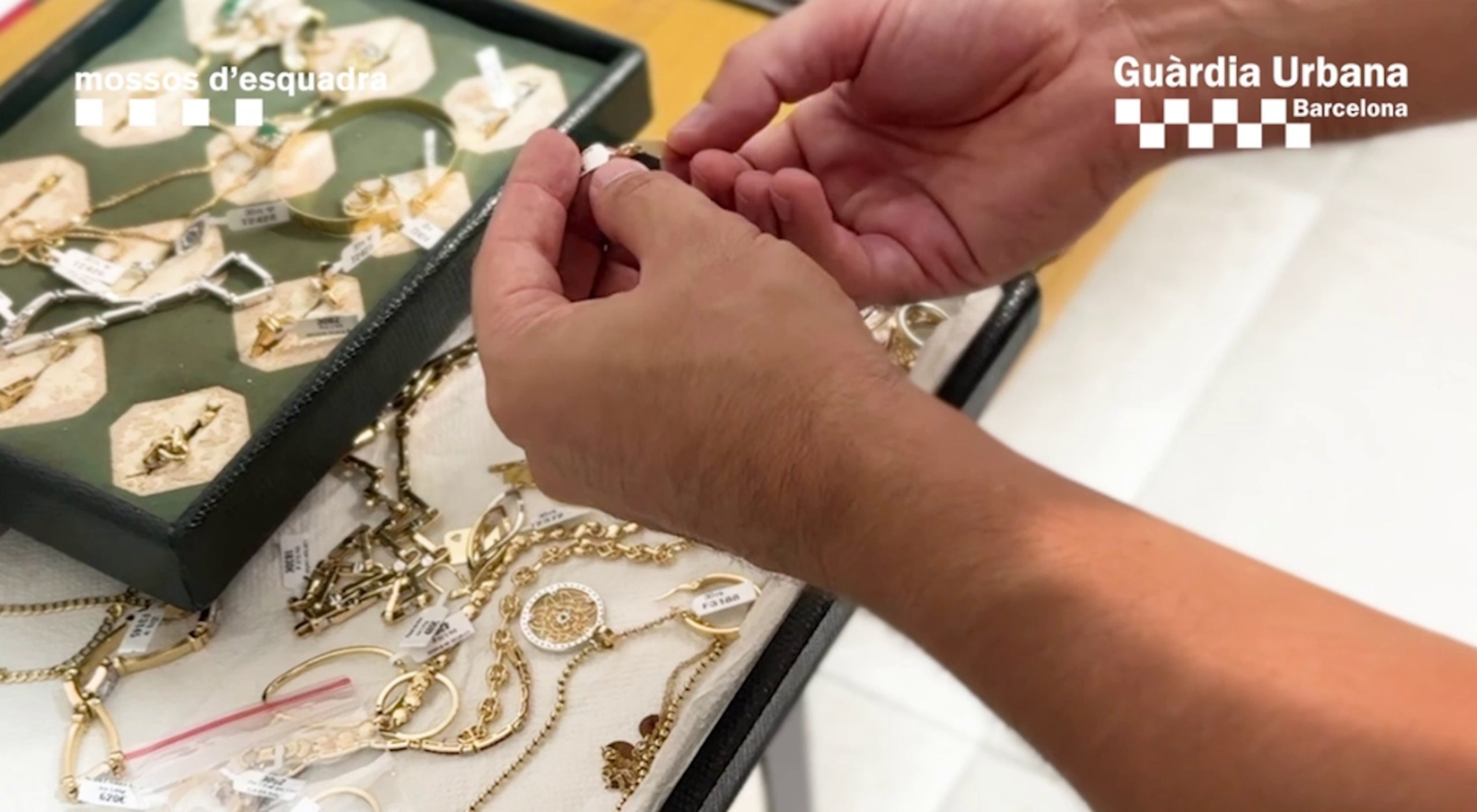 Joyas analizadas durante una inspección en las investigaciones contra las tiendas de compraventa / Guardia Urbana