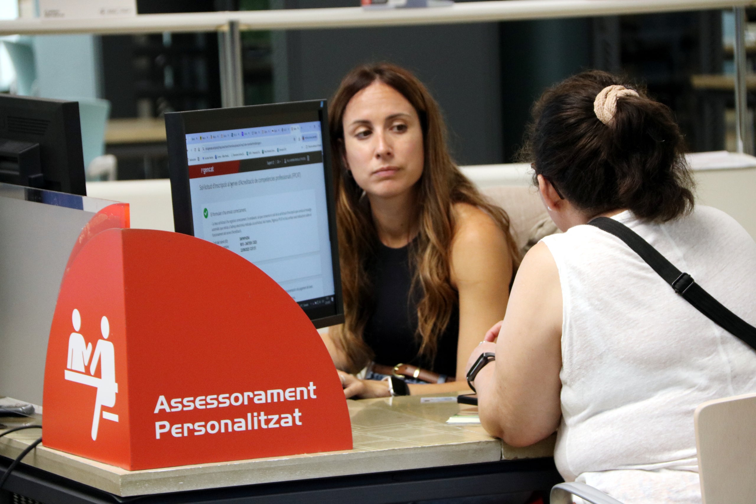 Una usuària del punt d’assessorament personalitzat Porta 22 de Barcelona Activa / ACN
