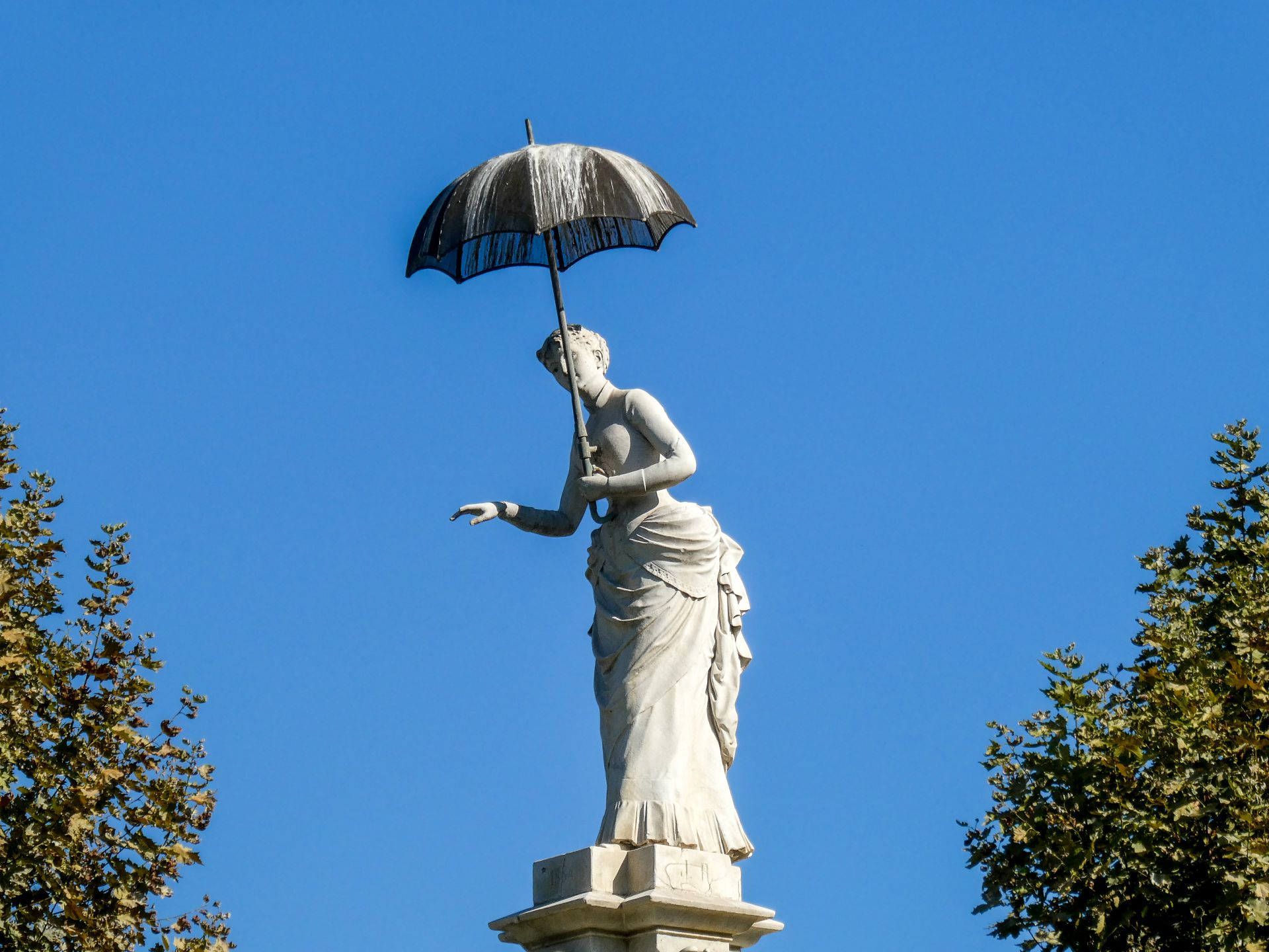 La escultura 'La Dama del Paraguas', en el Zoo / Patrimoni de la Generalitat-Roc Isern