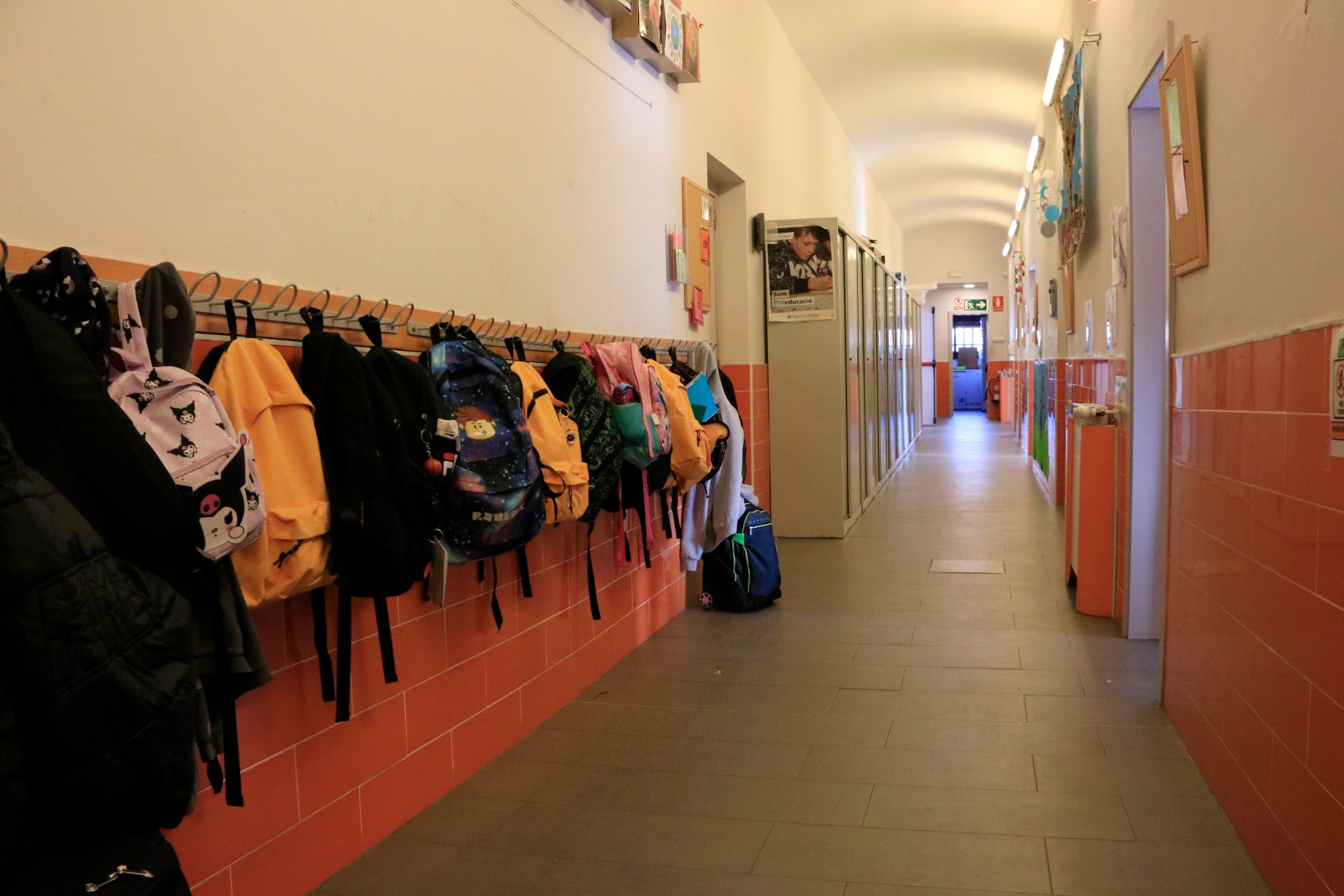 Mochilas colgadas en el pasillo de una escuela / Laura Fíguls (ACN)