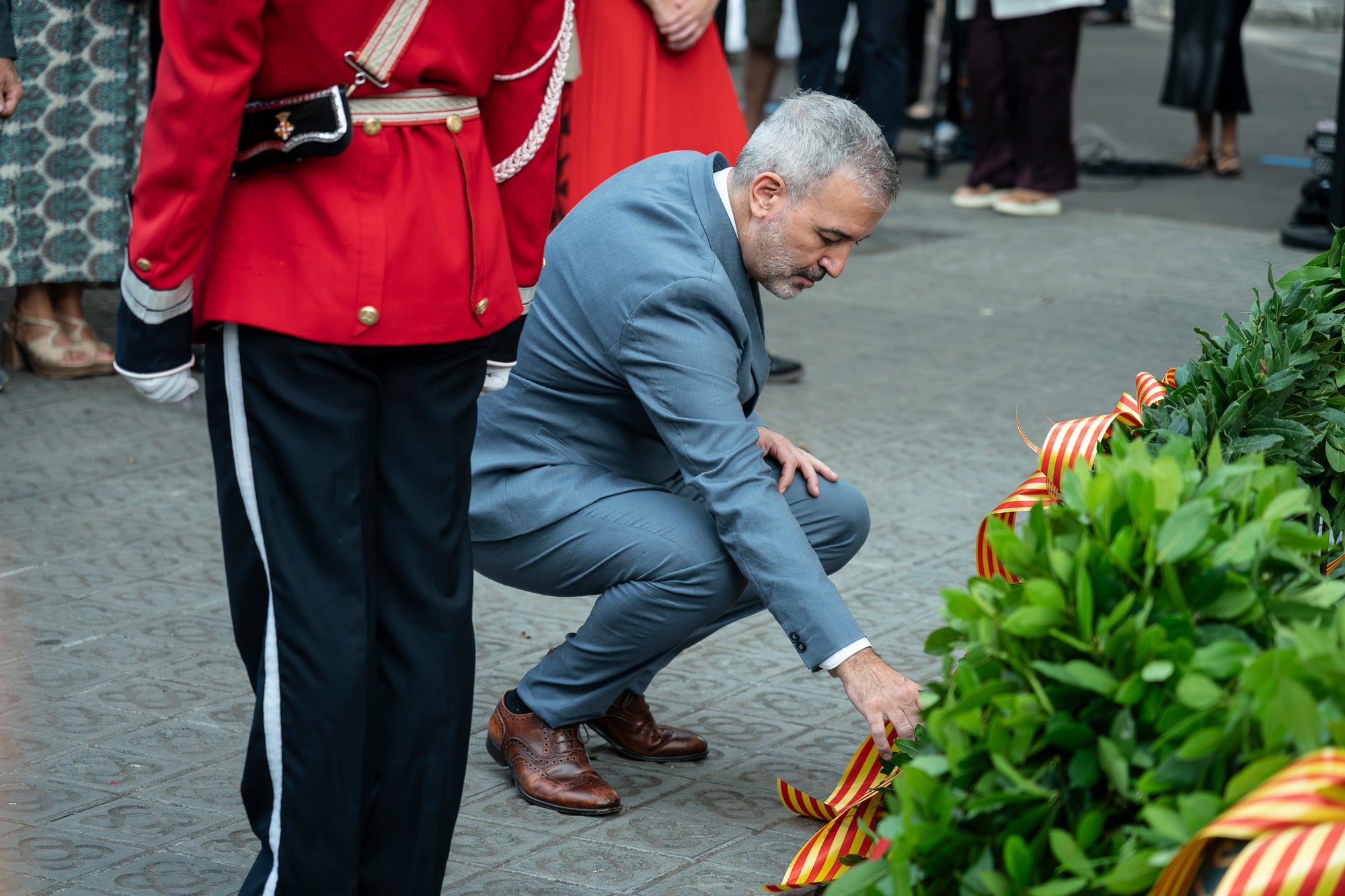 L'alcalde Jaume Collboni ha encapçalat la delegació de l'Ajuntament de Barcelona que ha acudit a la tradicional ofrena al monument de Rafael Casanova per la Diada / Mireia Comas
