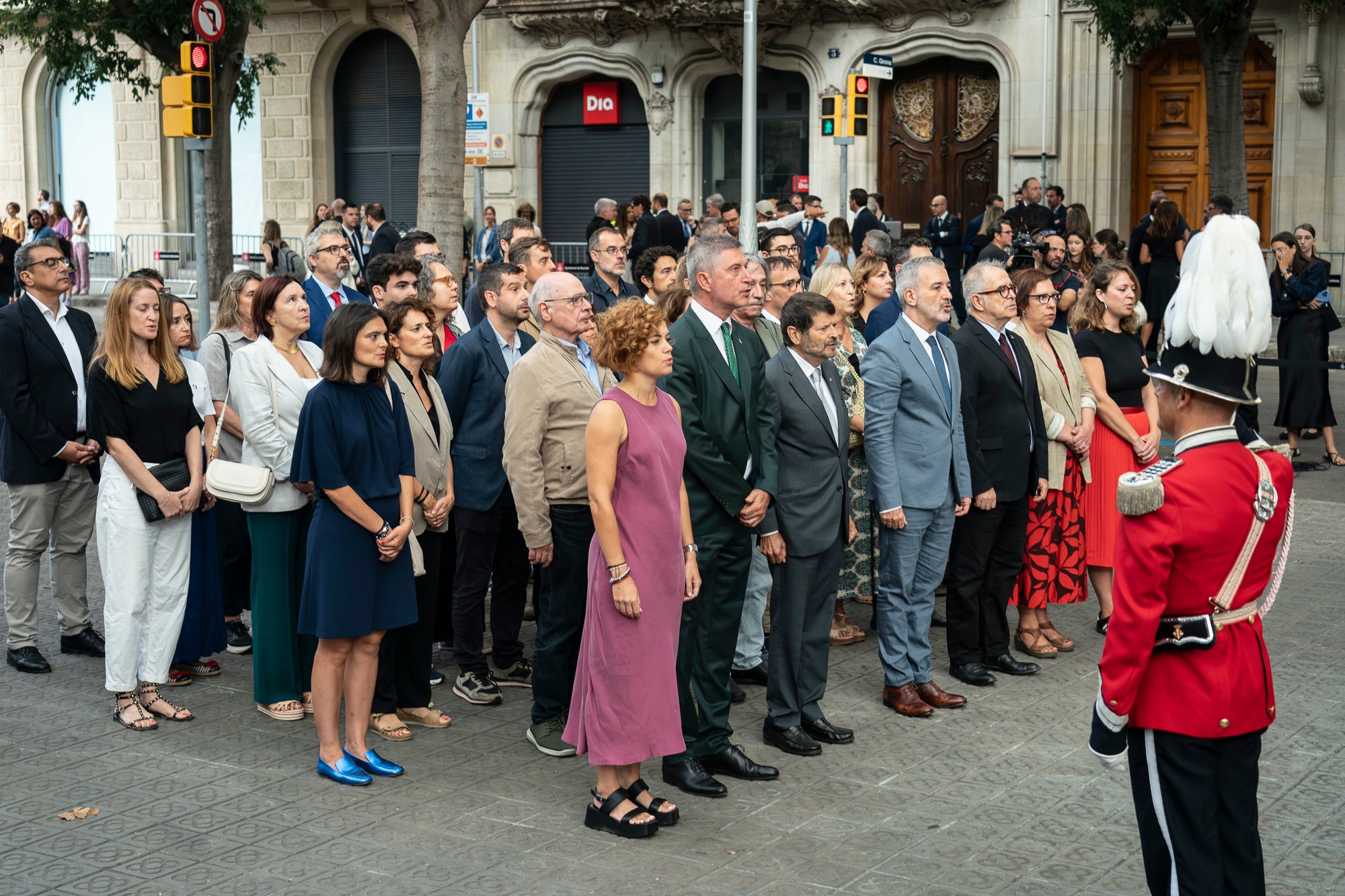 L'alcalde Jaume Collboni ha encapçalat la delegació de l'Ajuntament de Barcelona que ha acudit a la tradicional ofrena al monument de Rafael Casanova per la Diada / Mireia Comas