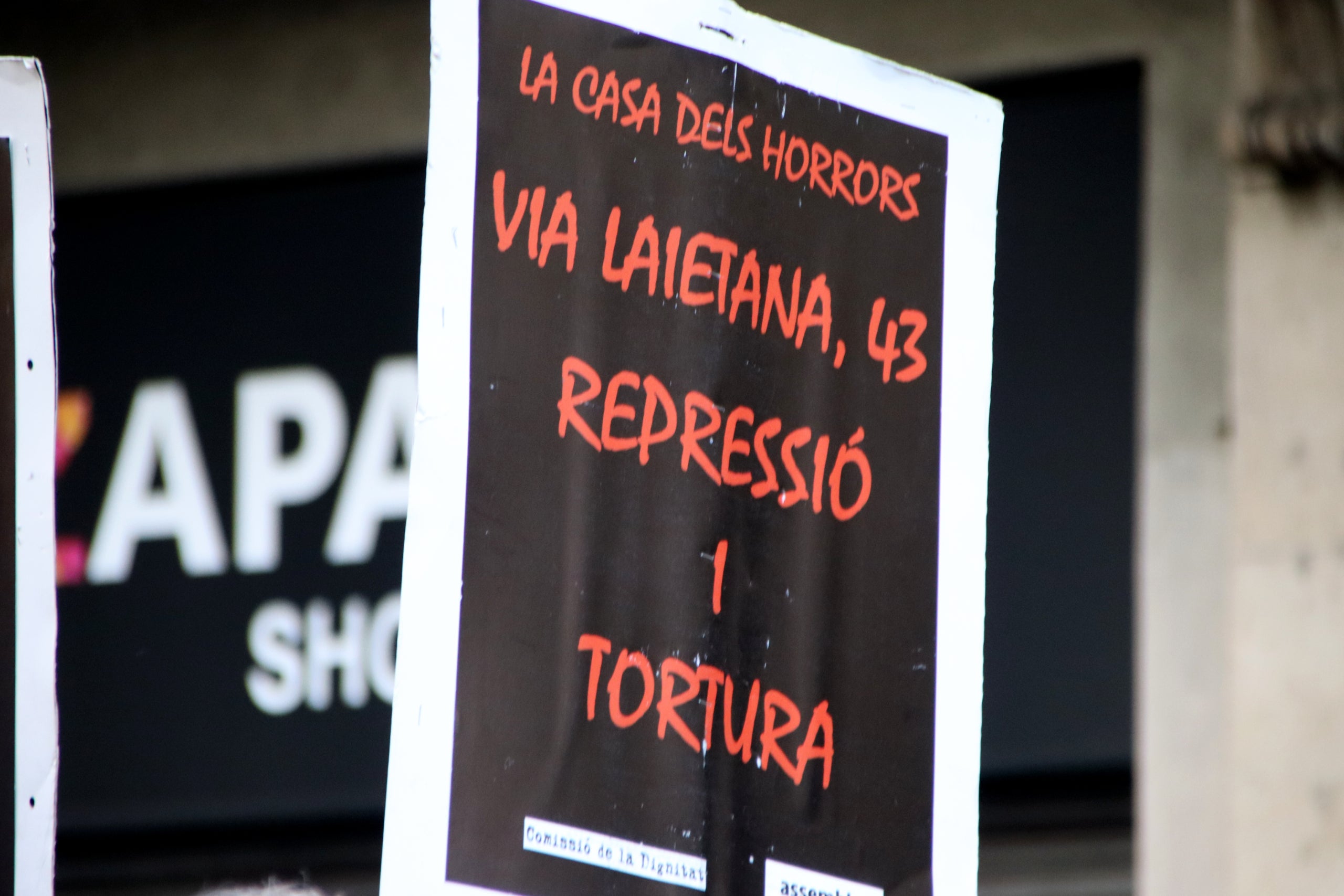 Un cartell denuncia que la prefectura de Via Laietana era un centre de repressió | Blanca Blay (ACN)