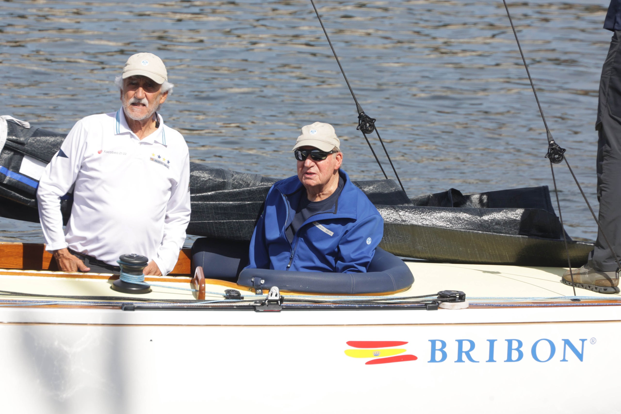 El rey emérito, Juan Carlos I, a bordo de un 'Bribón' en Sanxenxo en septiembre del año pasado / José Ramón Hernando / Europa Press