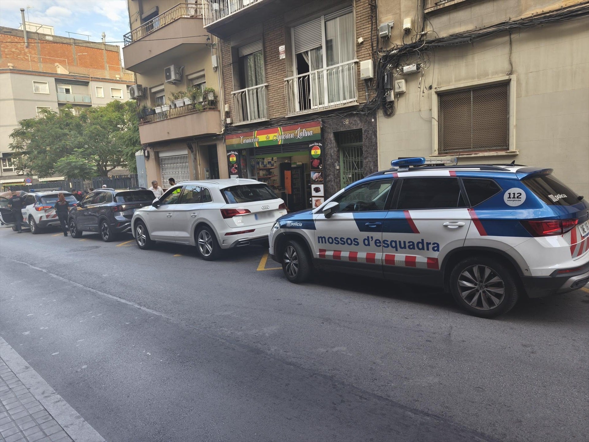 Un coche de los Mossos aparcado en l'Hospitalet, donde han detenido a dos ladrones de coches / CME
