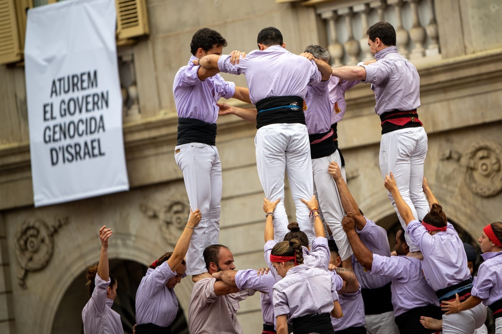 Imatge d'una dde les pancartes en la façana de l'Ajuntament de Barcelona durant la diada castellera | Lorena Sopeña (EUROPA PRESS)
