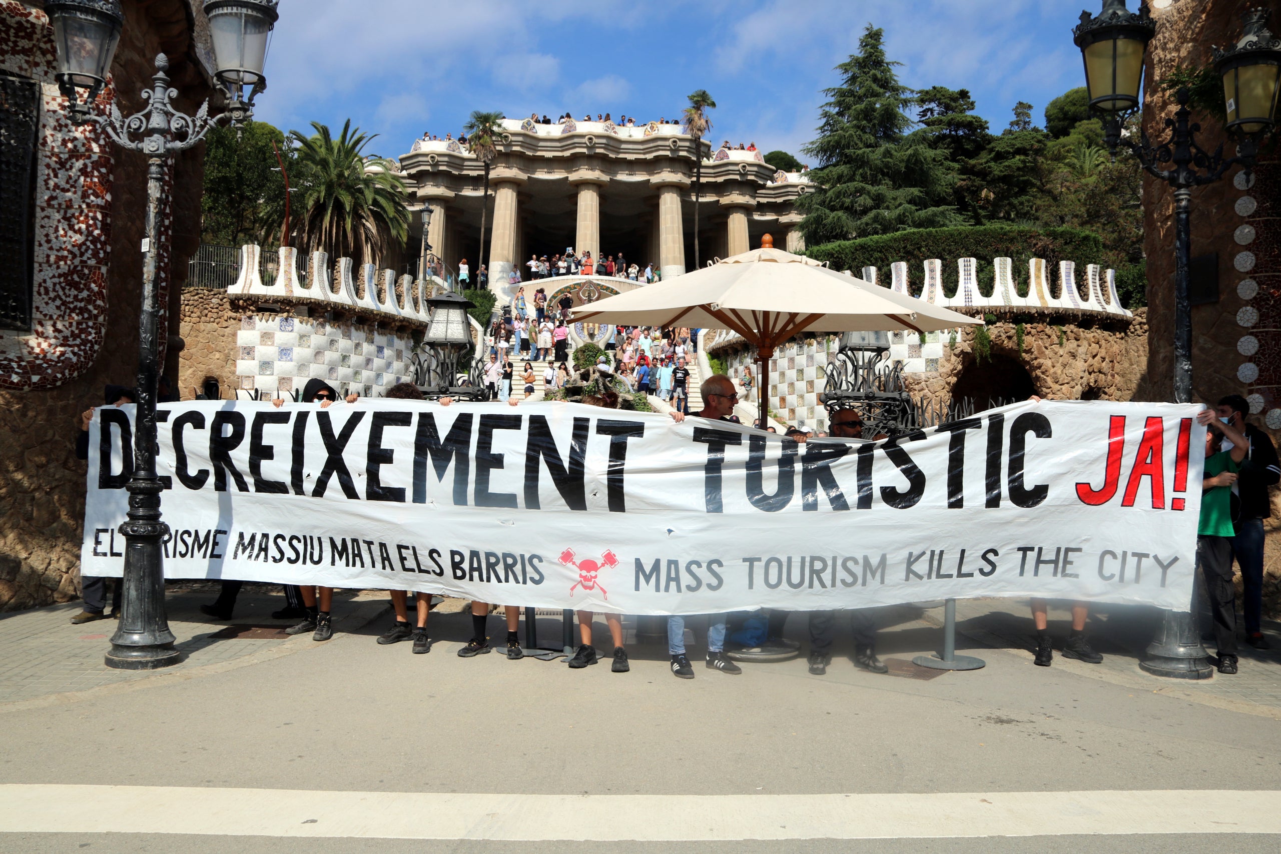 Concentració contra el turisme massiu a les portes del Park Güell de Barcelona | Jordi Bataller (ACN)
