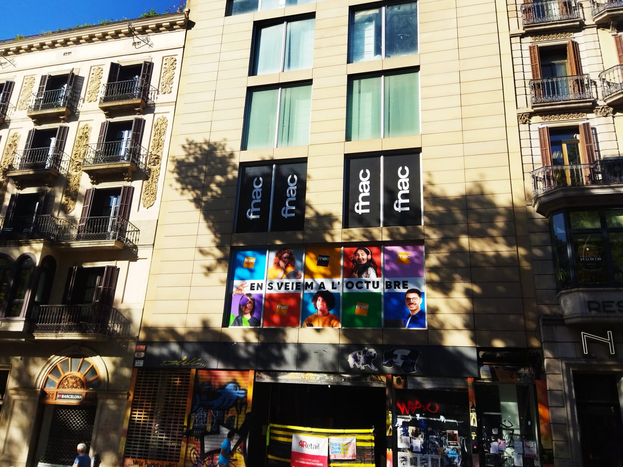 El edificio de la antigua sastrería Modelo de la Rambla, en obras, para acoger la FNAC / Jordi Subirana
