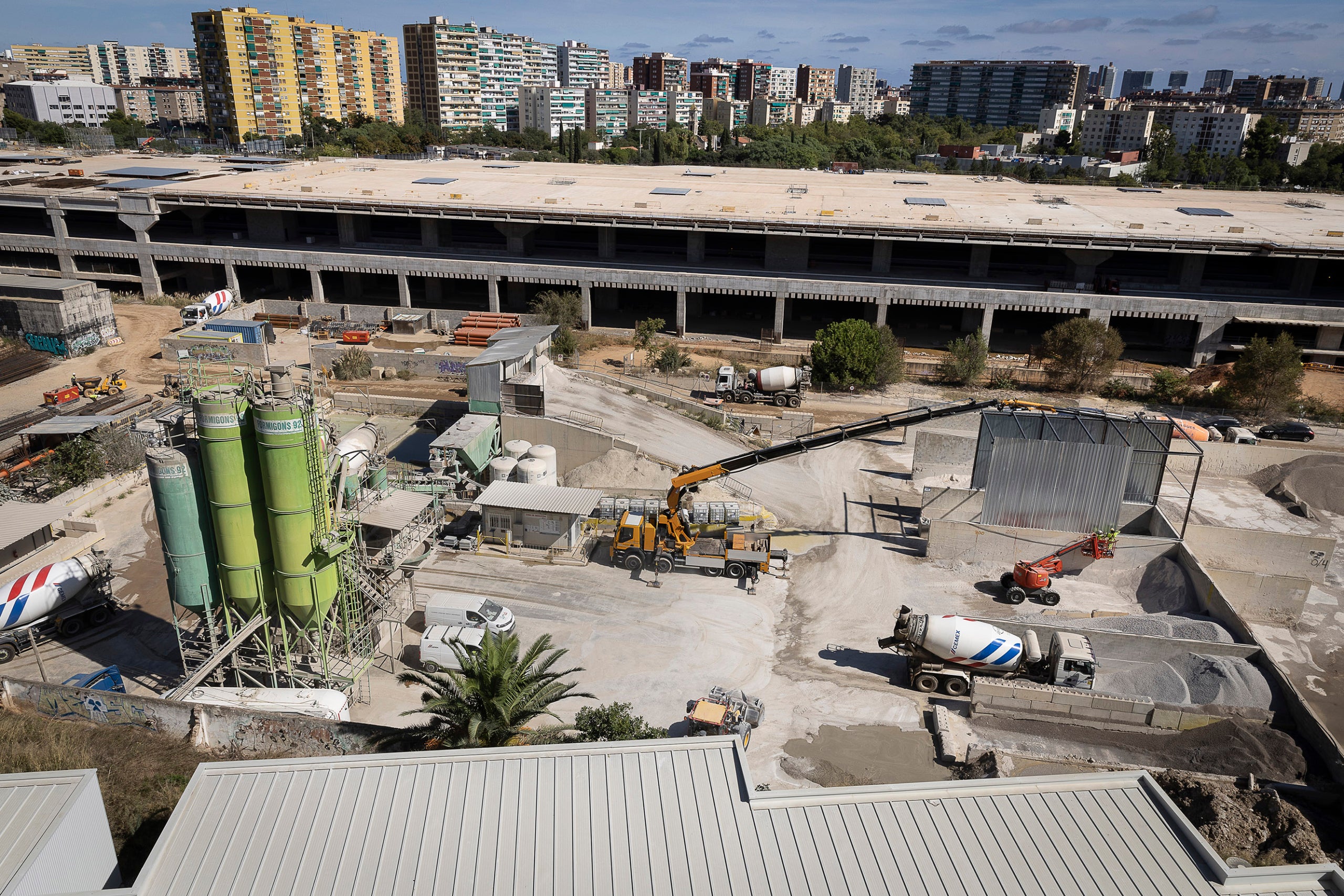 Una hormigonera de las obras de la estación de La Sagrera provoca molestias a los vecinos.
19.09.2025, Barcelona
foto: Jordi Play