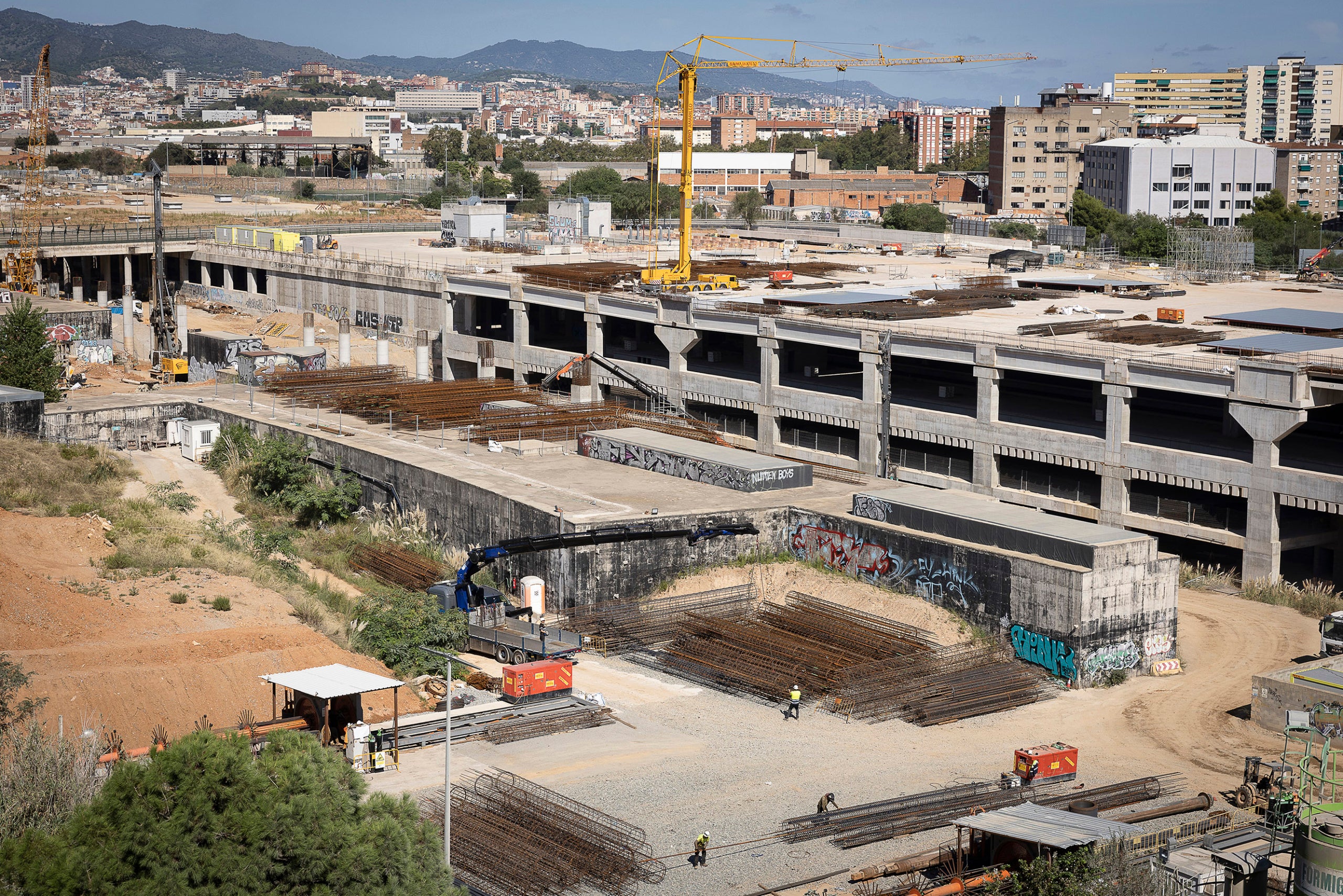 Una formigonera de les obres de l'estació de La Sagrera provoca molèsties als veïns / Jordi Play