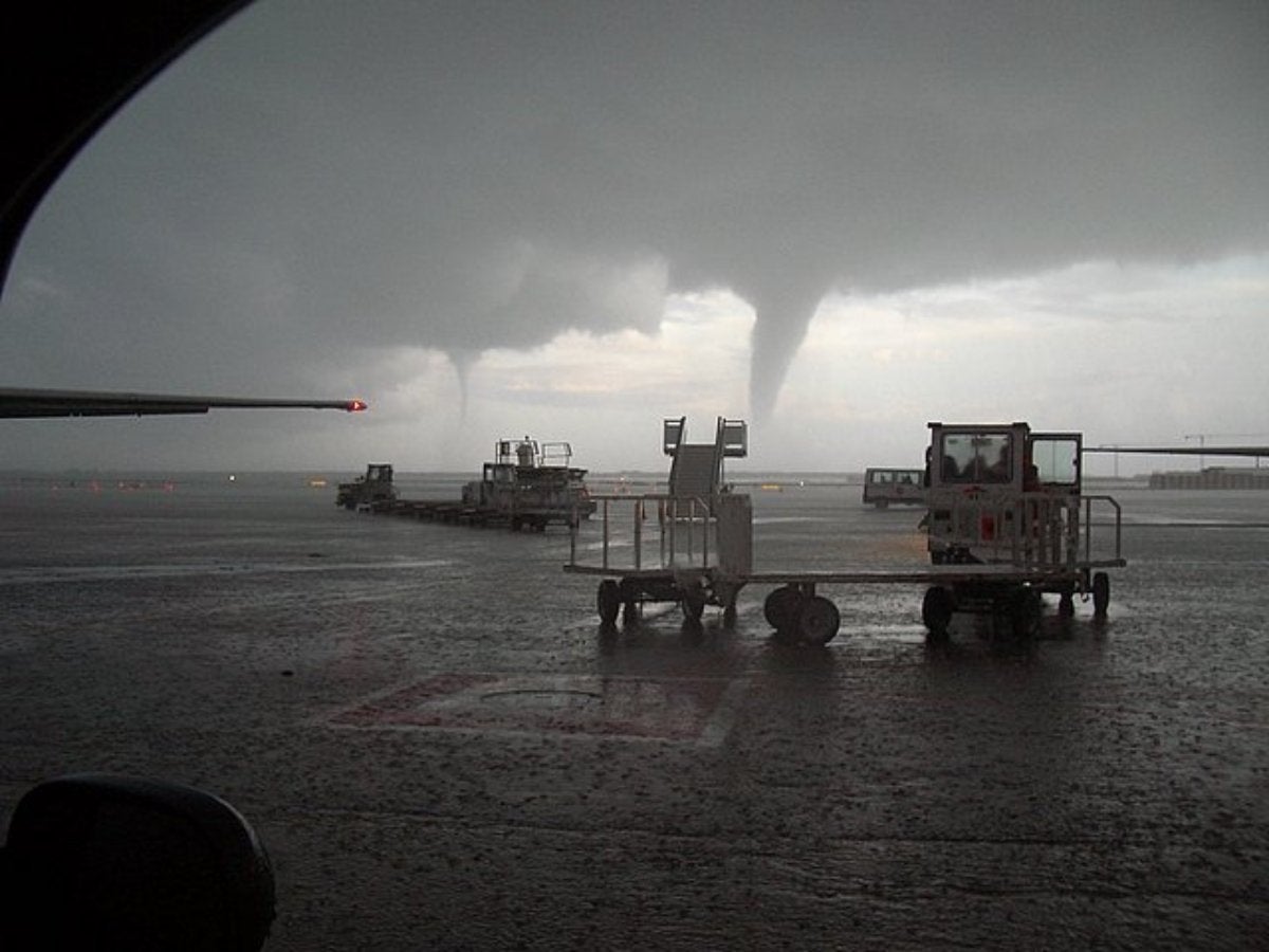 El aeropuerto del Prat con dos tornados al fondo / Meteocat