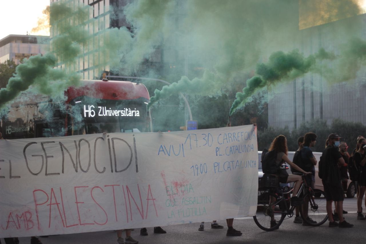 Una protesta contra el genocidi a Palestina talla la Diagonal / Arran Les Corts