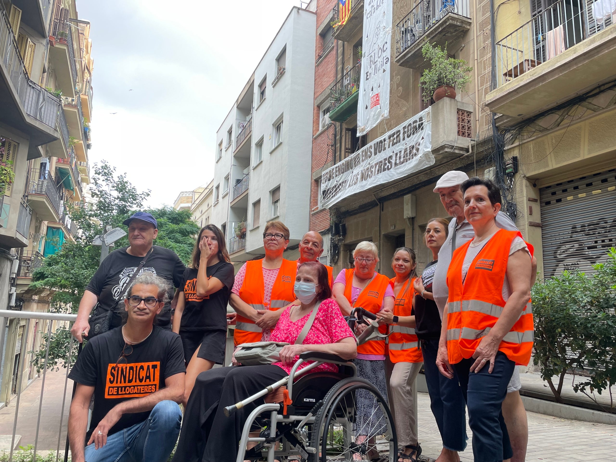 Vecinos del número 41 de la calle de la Concòrdia del Poble-sec se plantan contra la inmobiliaria que los quiere echar del edificio donde residen desde hace décadas / A.R.