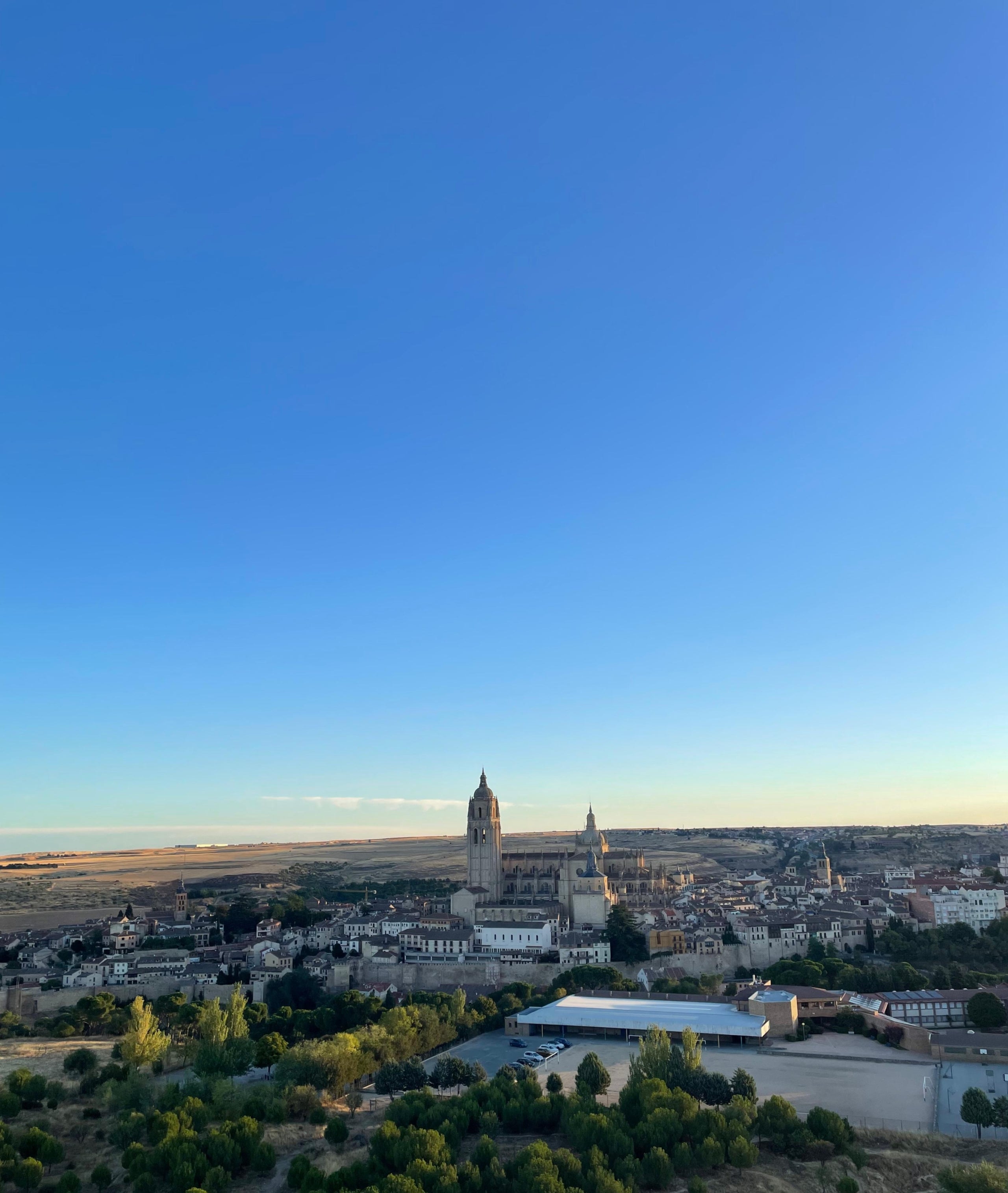 La ciutat de Segòvia en el moment en què s'enlaira el globus aerostàtic | A.R