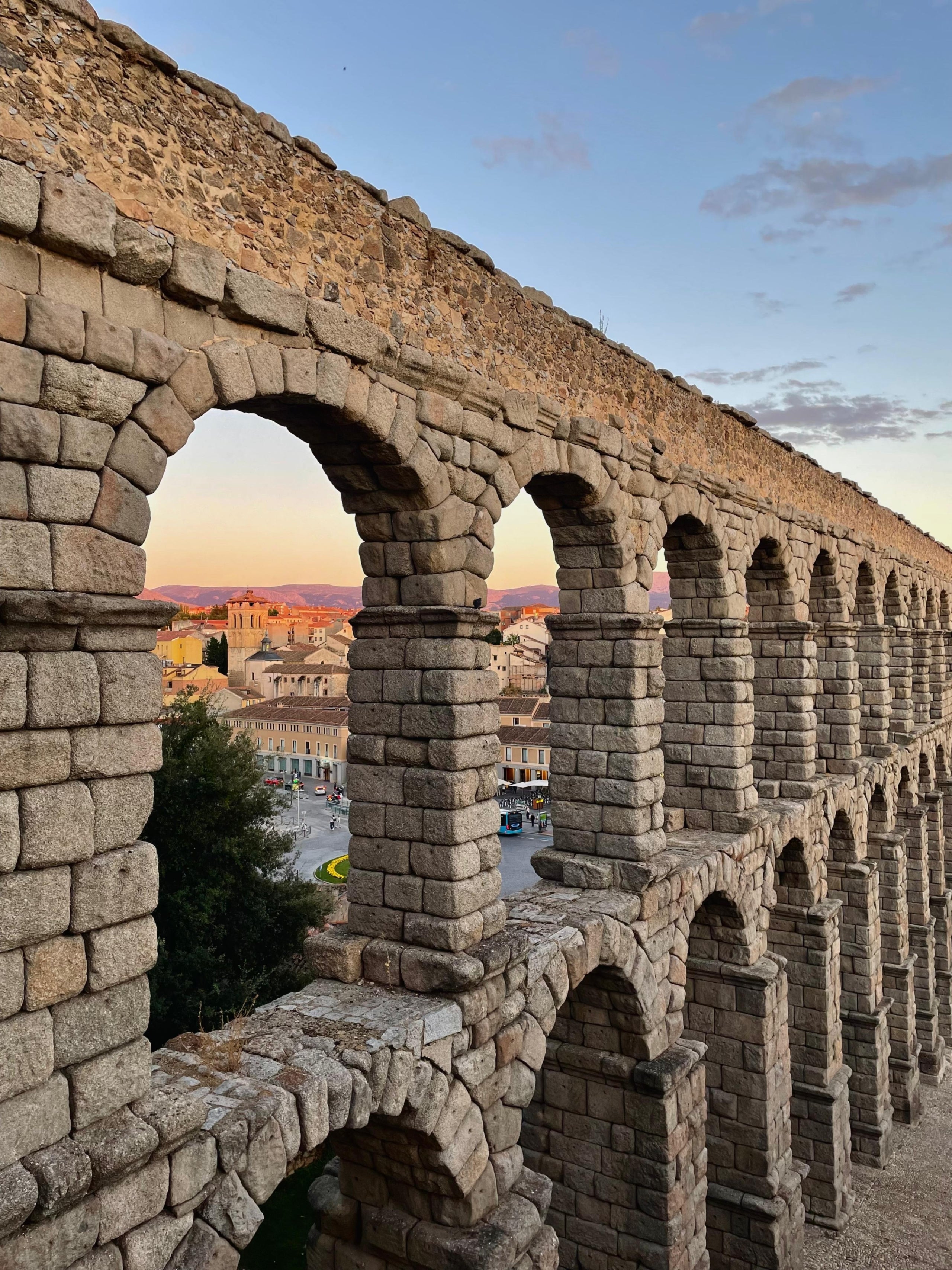 L'aqüeducte de Segòvia amb la posta de sol a través dels seus arcs | A.R