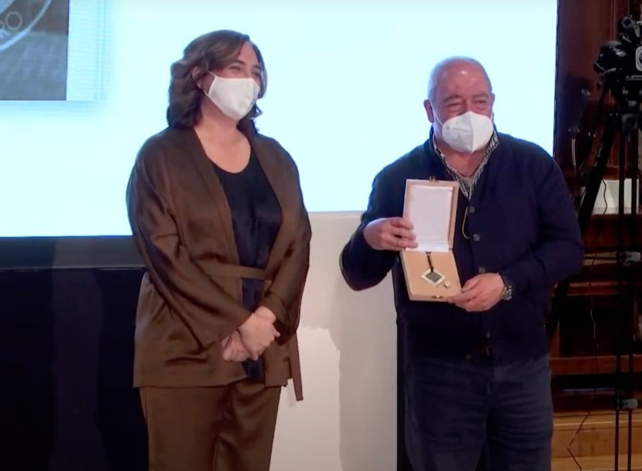 L'alcaldessa Ada Colau amb Salvador Mañosas, quan va rebre la Medalla d'Honor de Barcelona el 2020 / Ajuntament de Barcelona