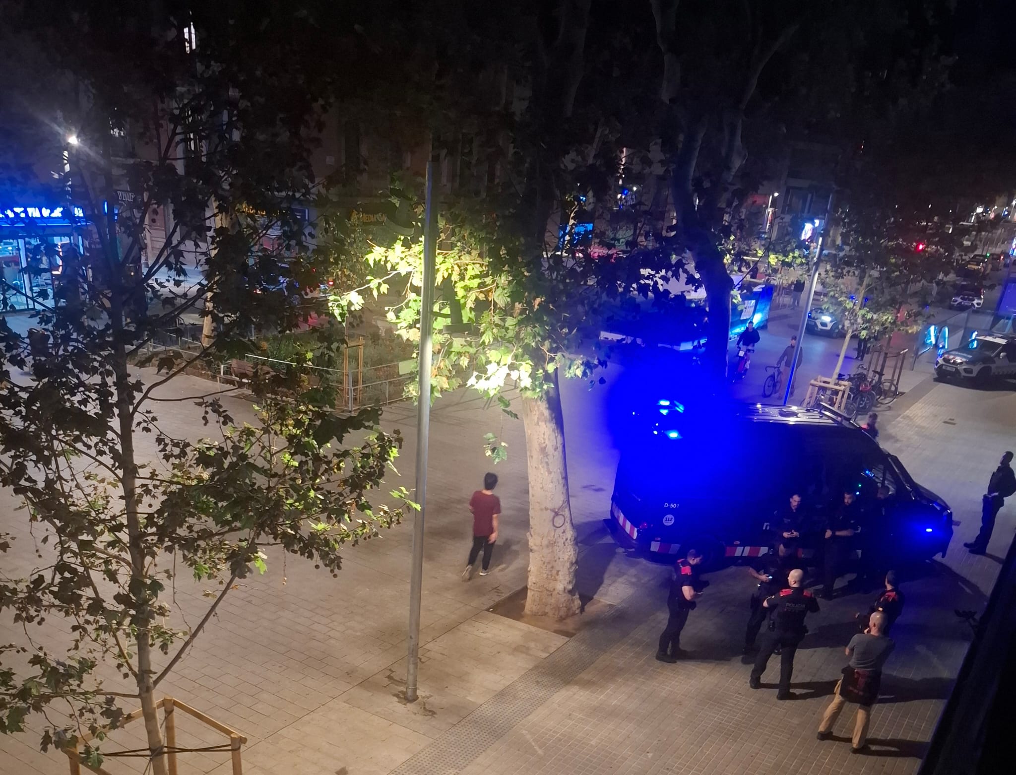 Mossos en la ronda de Sant Antoni, el jueves 25 de septiembre por un hombre con una pistola de juguete / Cedida al TOT