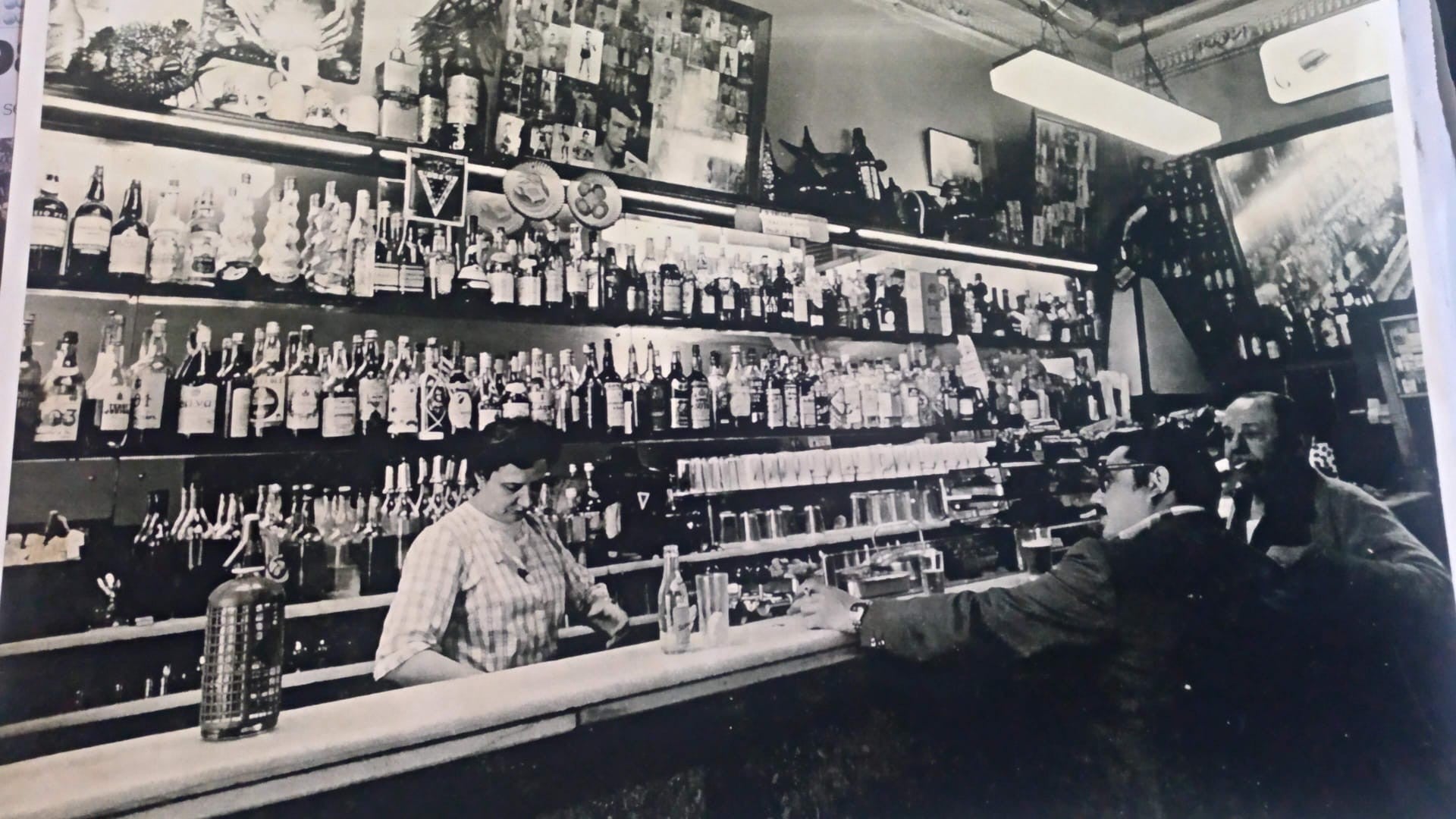 Imatge antiga del Mundial Bar, un establiment centenari del barri de Sant Pere, Santa Caterina i la Ribera que ha reobert després de quatre anys tancat / Grup Confiteria