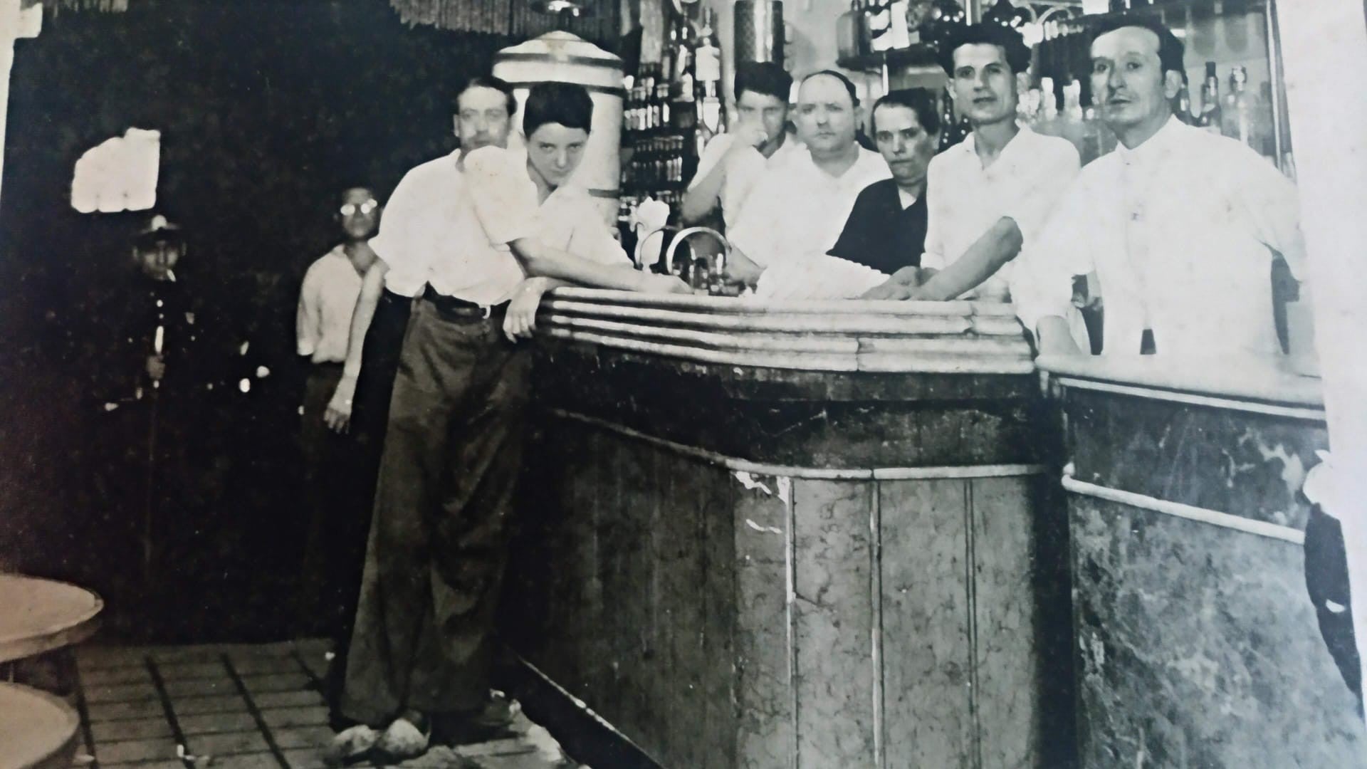 Imagen antigua del Mundial Bar, un establecimiento centenario del barrio de Sant Pere, Santa Caterina i la Ribera que ha reabierto después de cuatro años cerrado / Grup Confiteria