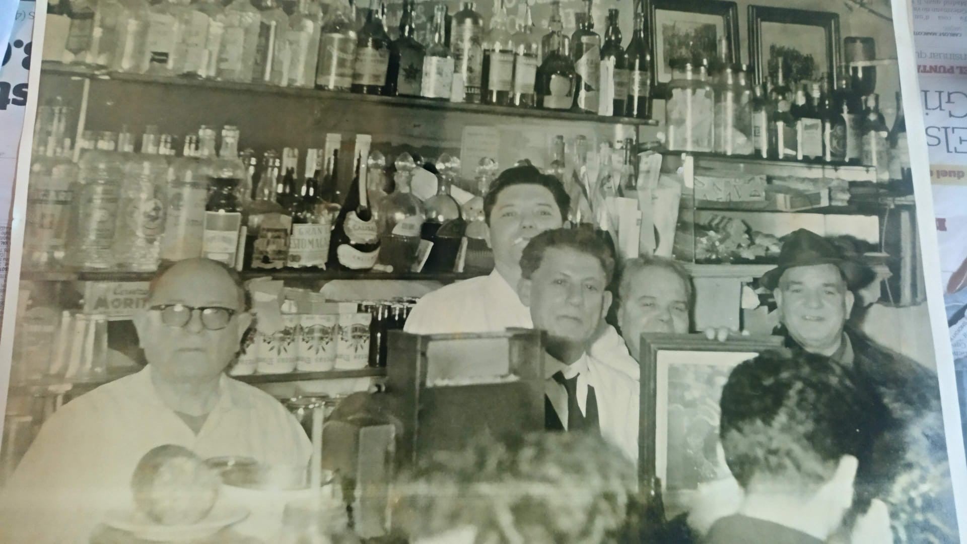 Imagen antigua del Mundial Bar, un establecimiento centenario del barrio de Sant Pere, Santa Caterina i la Ribera que ha reabierto después de cuatro años cerrado / Grup Confiteria