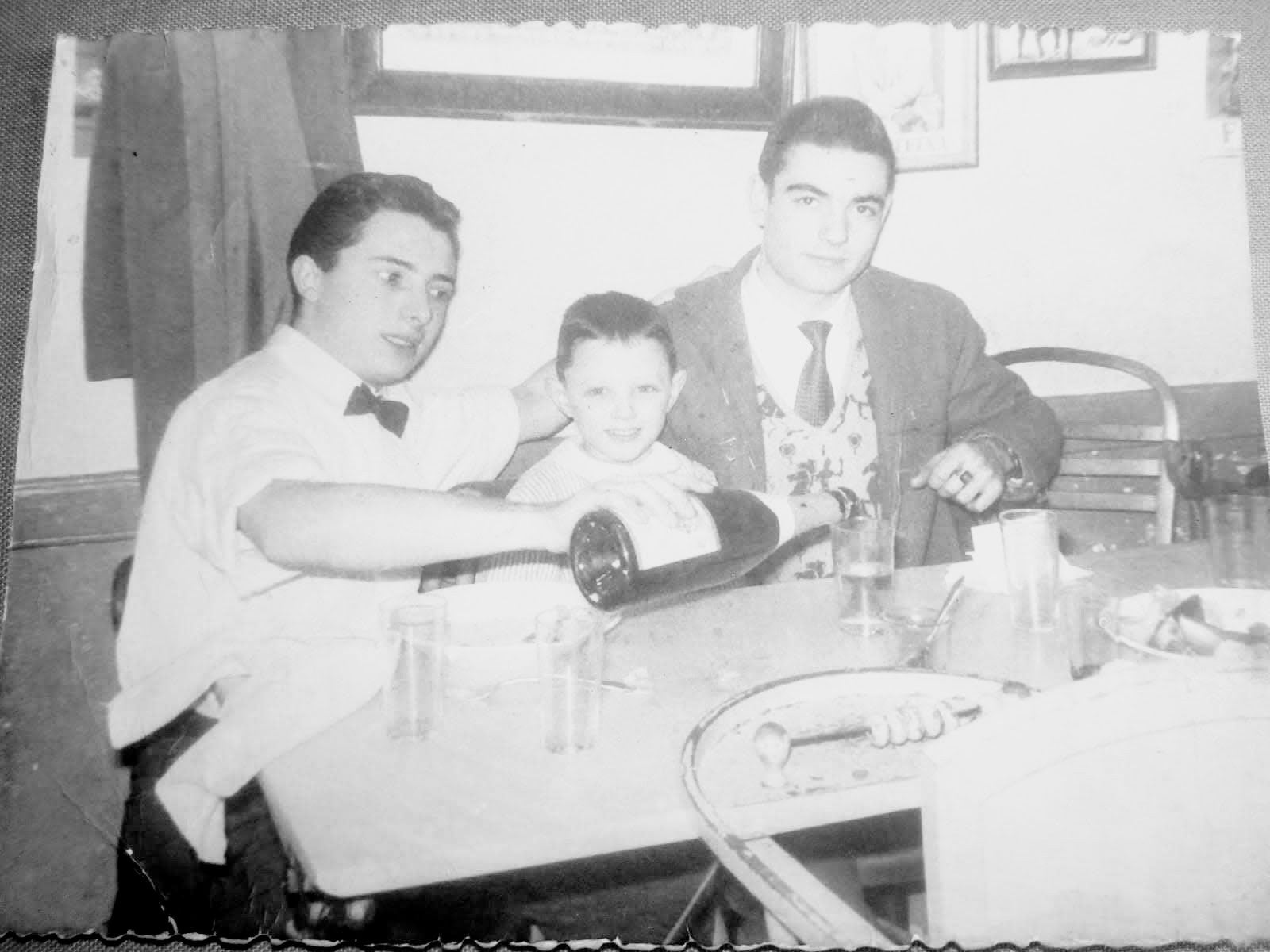 Imagen antigua del Mundial Bar, un establecimiento centenario del barrio de Sant Pere, Santa Caterina i la Ribera que ha reabierto después de cuatro años cerrado / Grup Confiteria