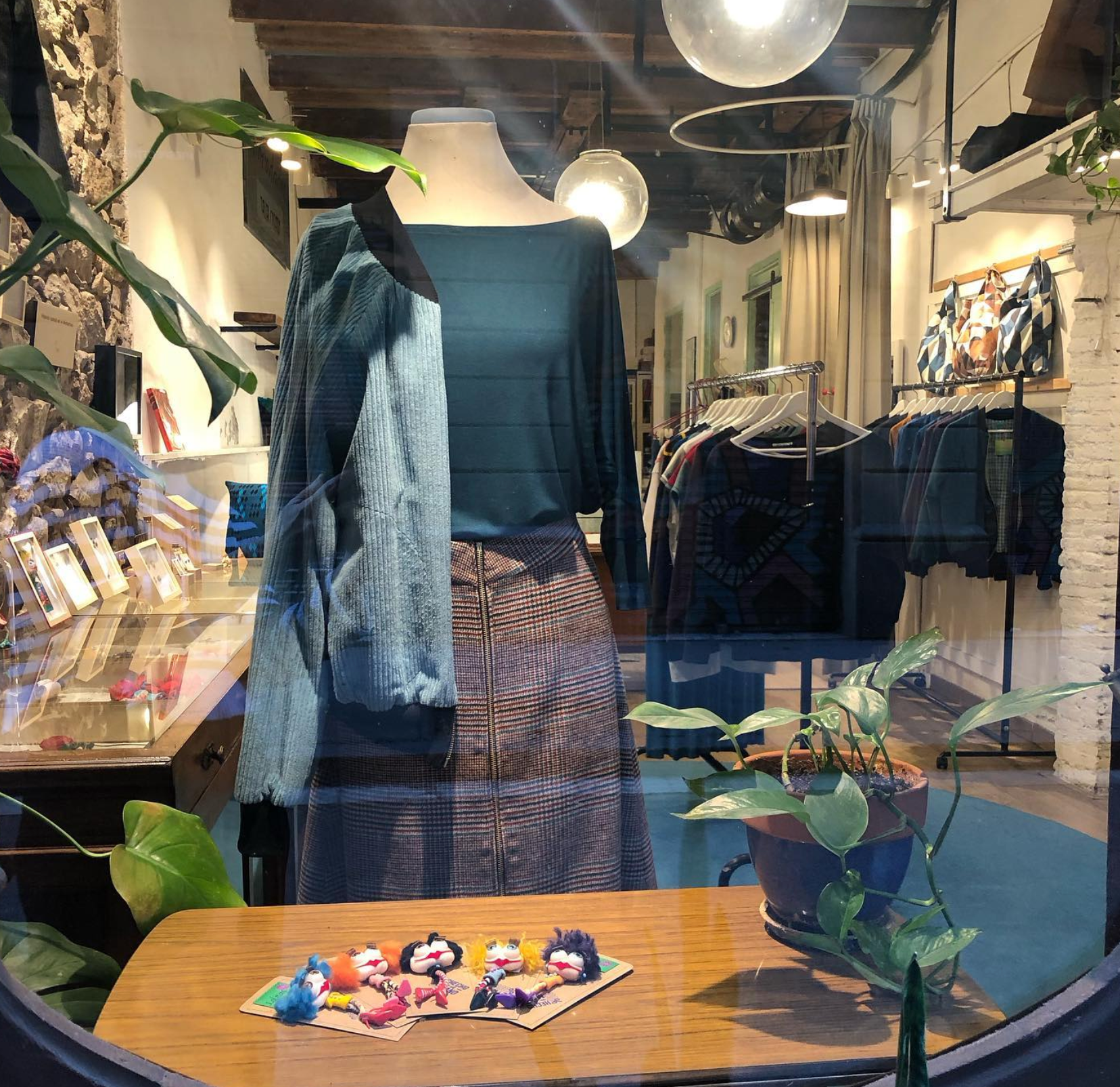 Una de las tiendas de ropa de segunda mano en el Raval EIX COMERCIAL DEL RAVAL