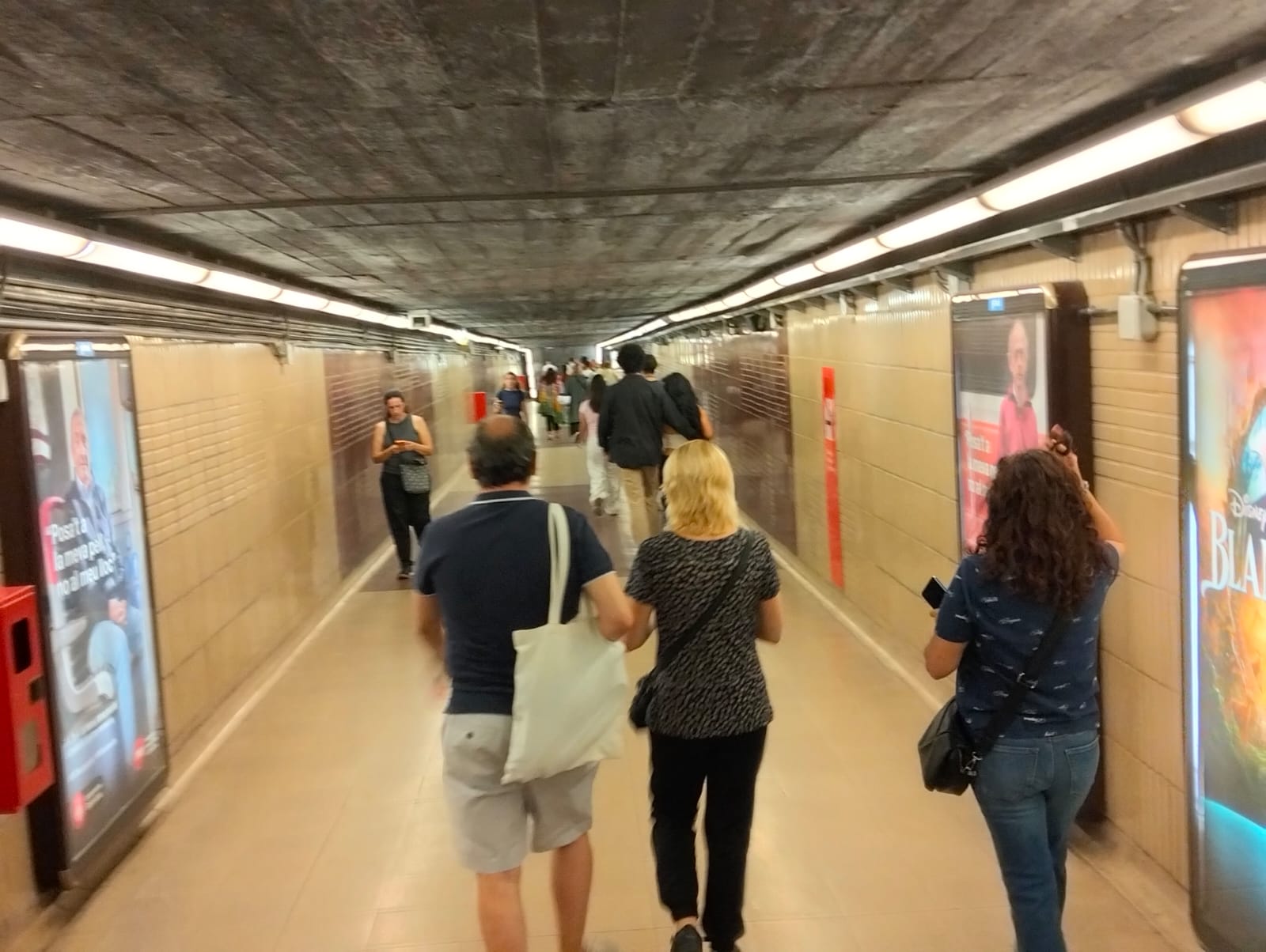 El passadís del metro que uneix les línies L4 i L5 a l'estació de Verdaguer / Jordi Subirana