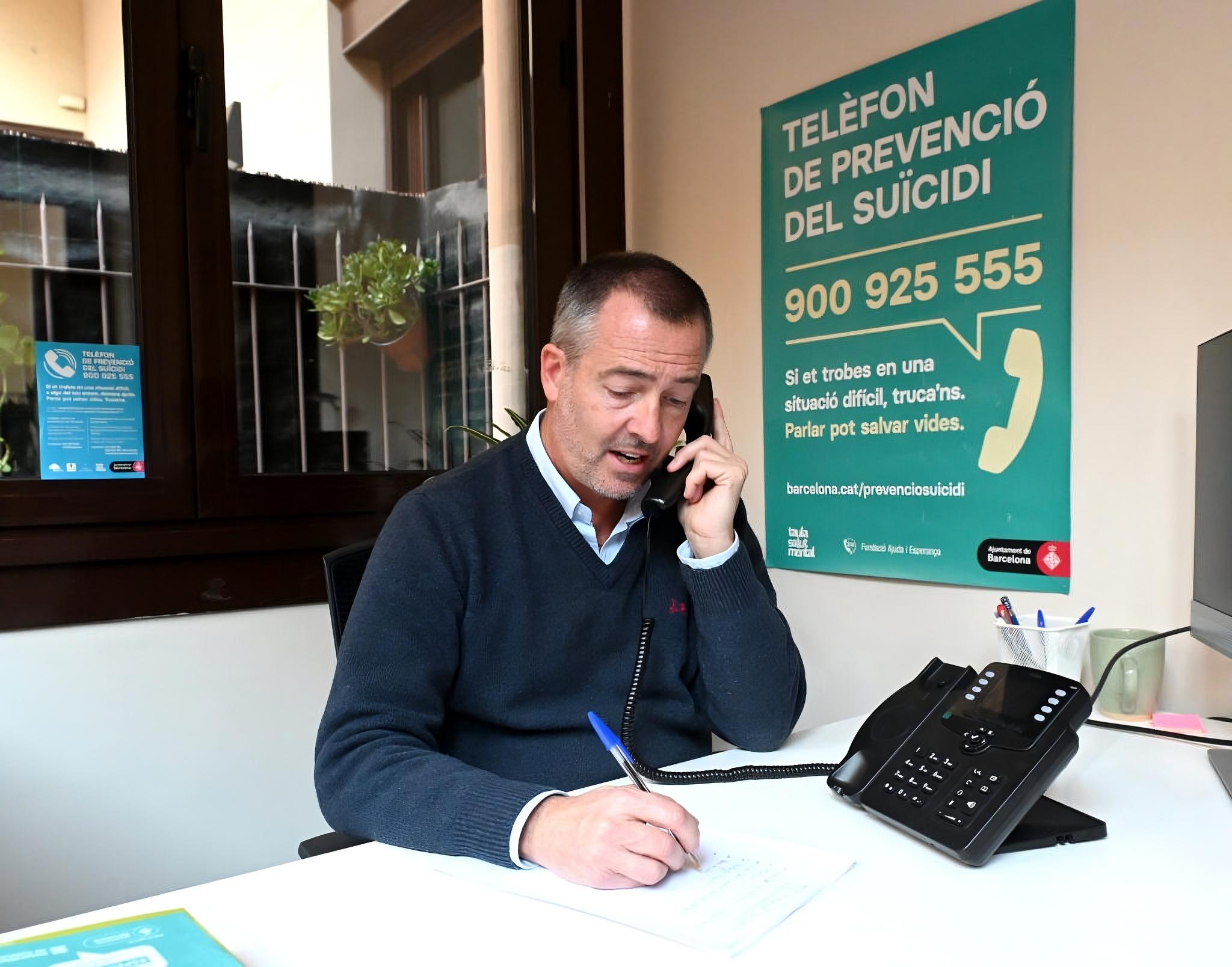 Un voluntari atén una trucada al telèfon de prevenció del suïcidi de Barcelona | Ajuntament