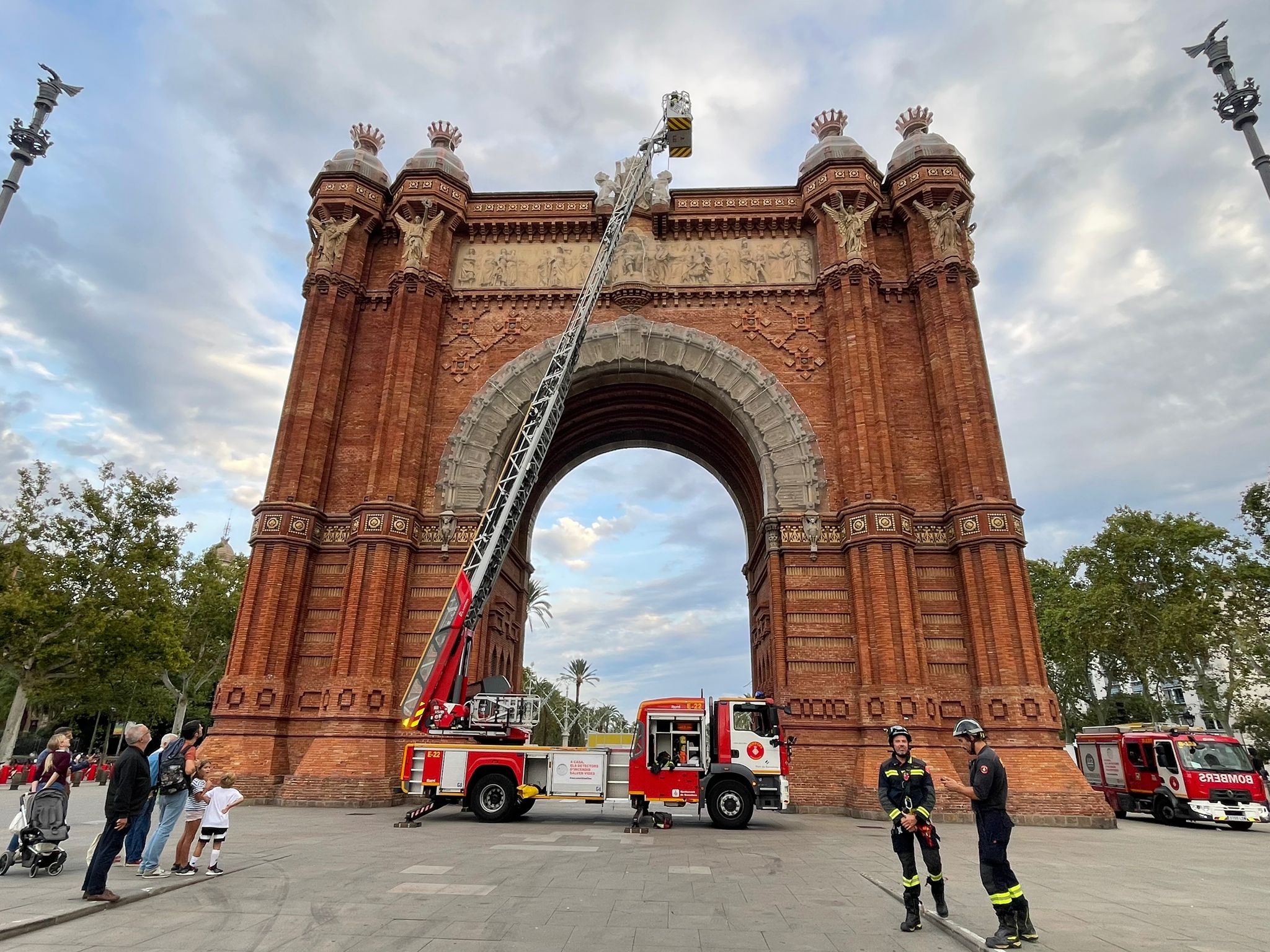 Imatge dels bombers que treballen en els ancoratges de la xarxa de suport de l'Arc de Triomf / Q.S.