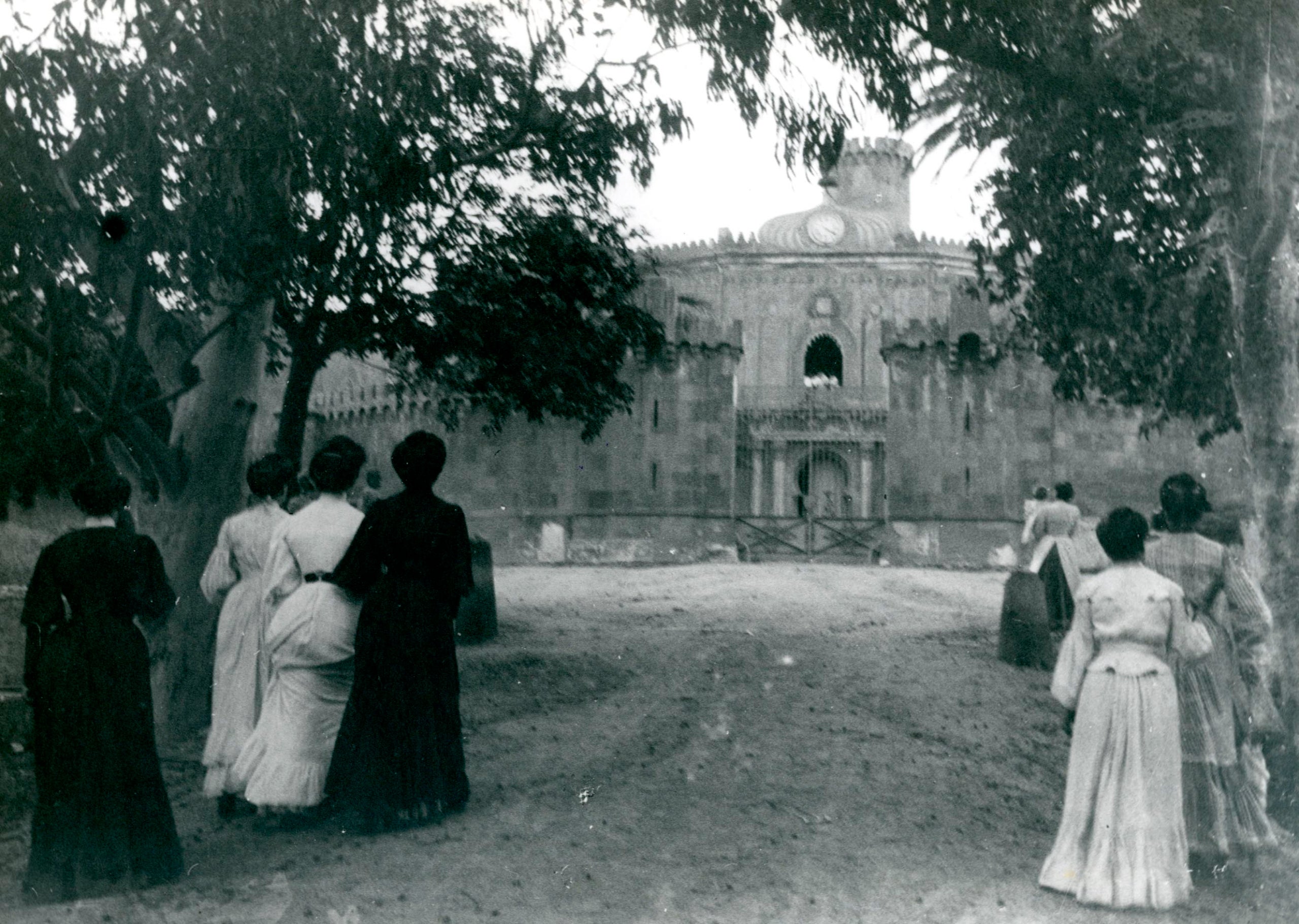 Vista d’unes senyores a l’entrada del palau del Marquès d’Alfarràs, a principis del s. XX. Fons: Felip Capdevila i Rovira. Autor: Desconegut. 1900-1920. Arxiu Municipal del Districte d’Horta-Guinardó.
