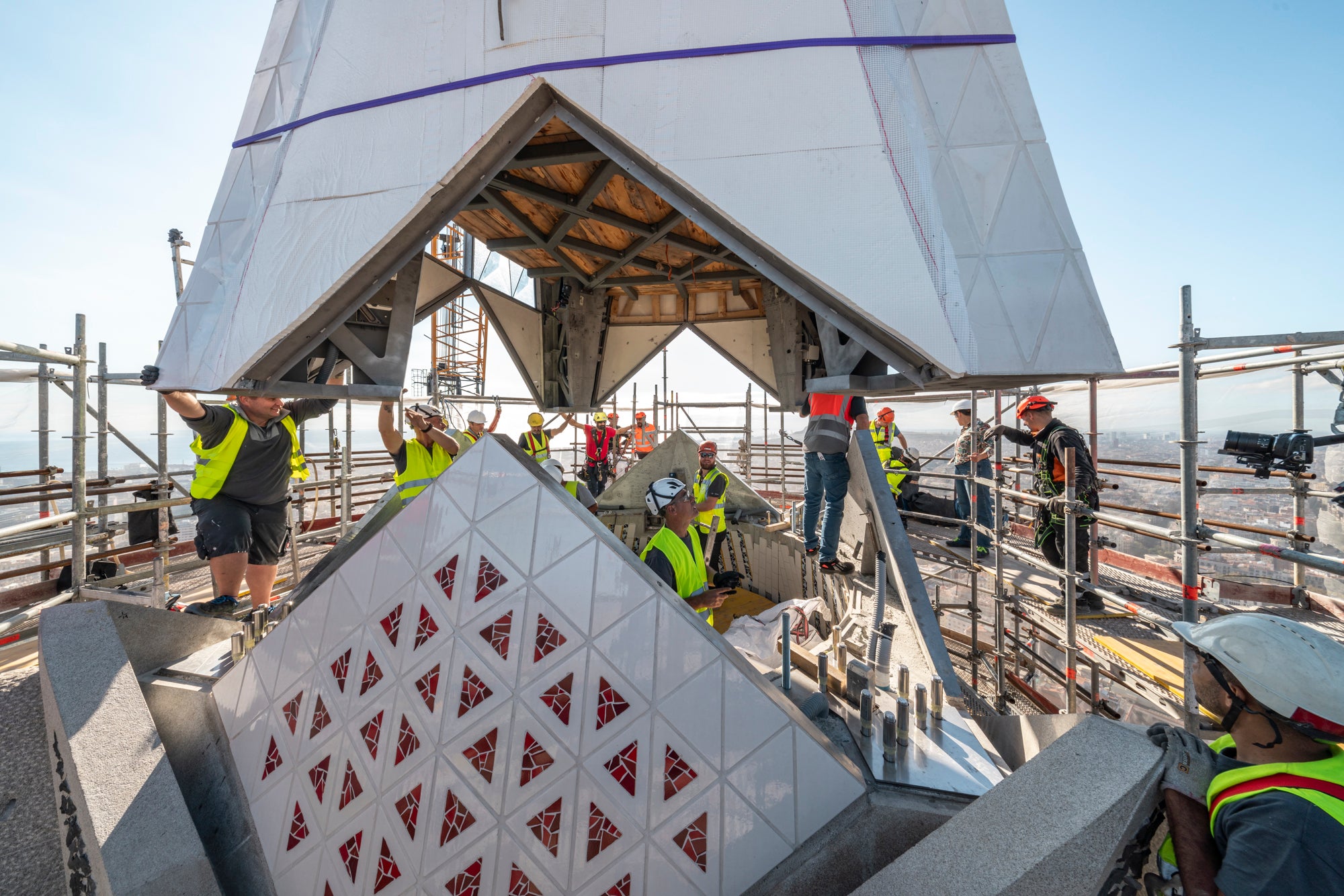 Tècnics treballen en l'assemblatge del braç inferior de la creu de la torre de Jesucrist / Fundació Junta Constructora del Temple Expiatori de la Sagrada Família