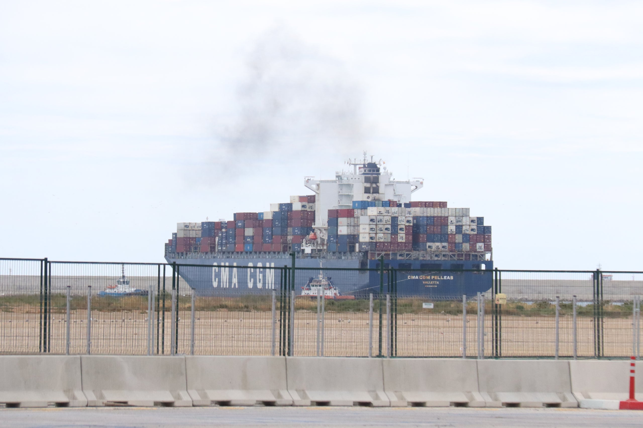 Un vaixell portacontenidors arribant a la terminal BEST del port de Barcelona / ACN