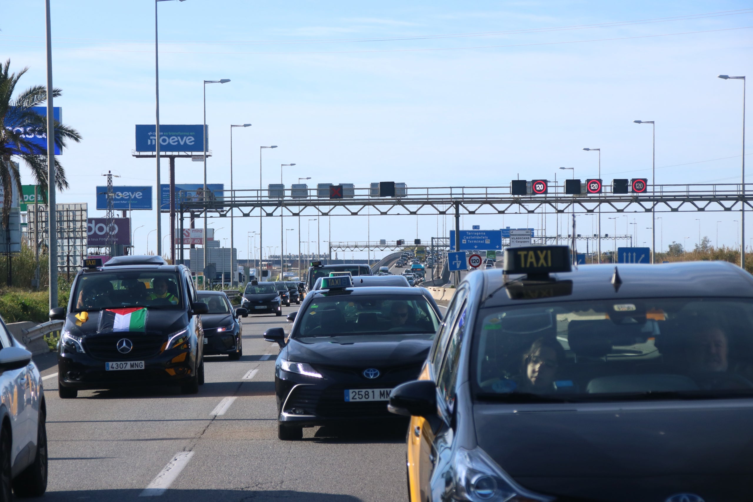 Taxistes protesten a la Gran Via en direcció a la ronda Litoral / ACN