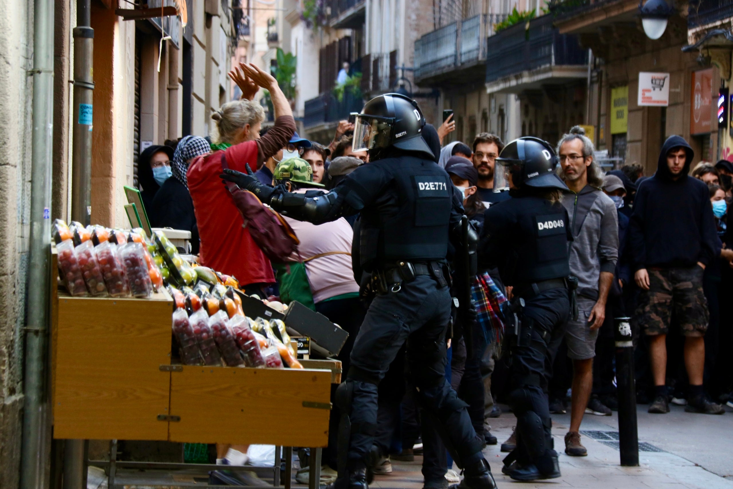 Un antidisturbios saca a una manifestante de una tienda durante el desalojo de Ca l'espina / ACN
