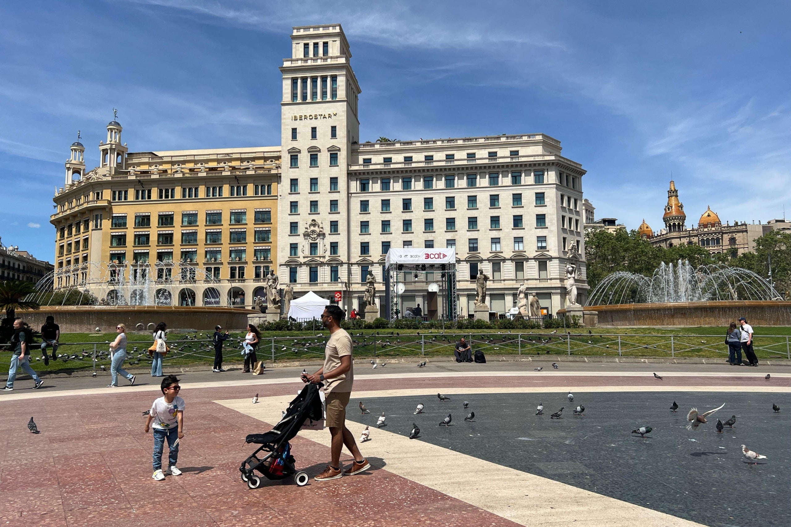 Una família passeja per la plaça de Catalunya / ACN