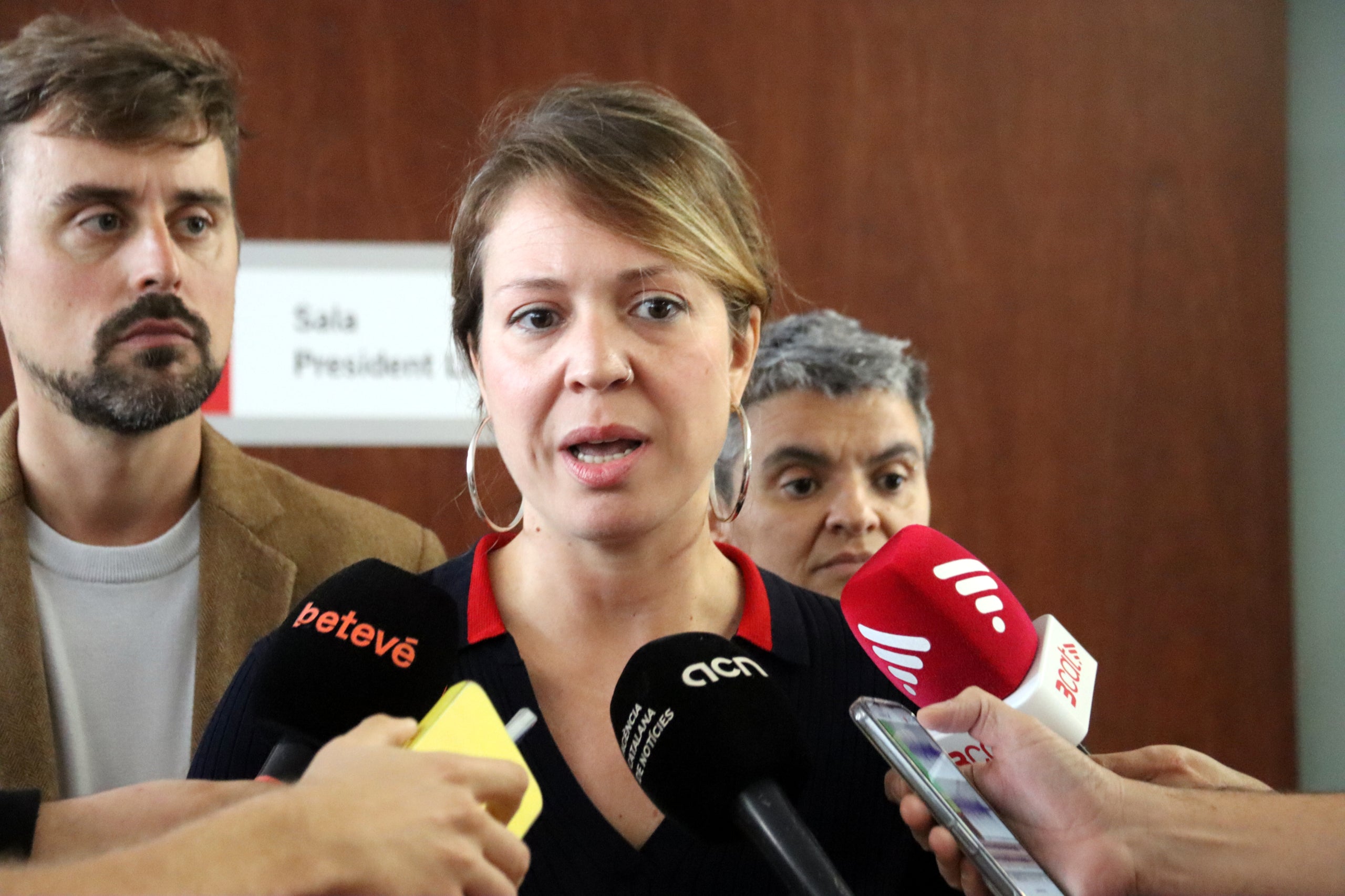 La presidenta del grup de BComú a l'Ajuntament, Janet Sanz, en una atenció a mitjans aquest matñi. 
| Nazaret Romero (ACN)