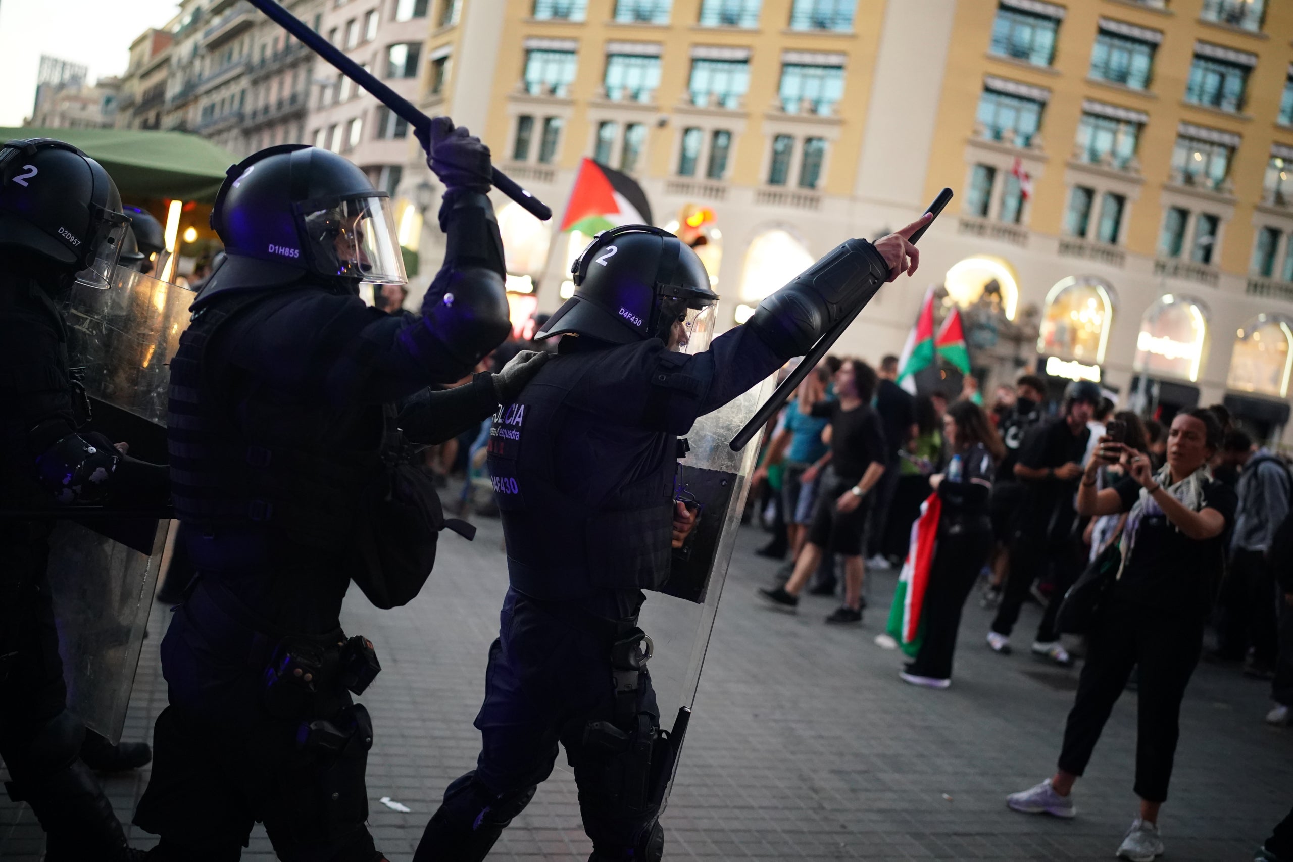 Enfrentamientos entre policía y manifestantes en el centro de Barcelona tras la protesta contra Israel / ACN