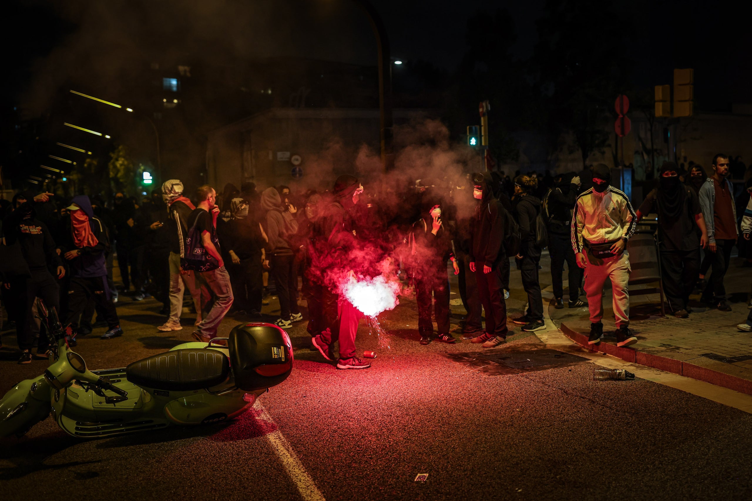 Una persona sosté un objecte incendiat durant una manifestació a favor de Palestina a Barcelona / ACN /Jordi Borràs