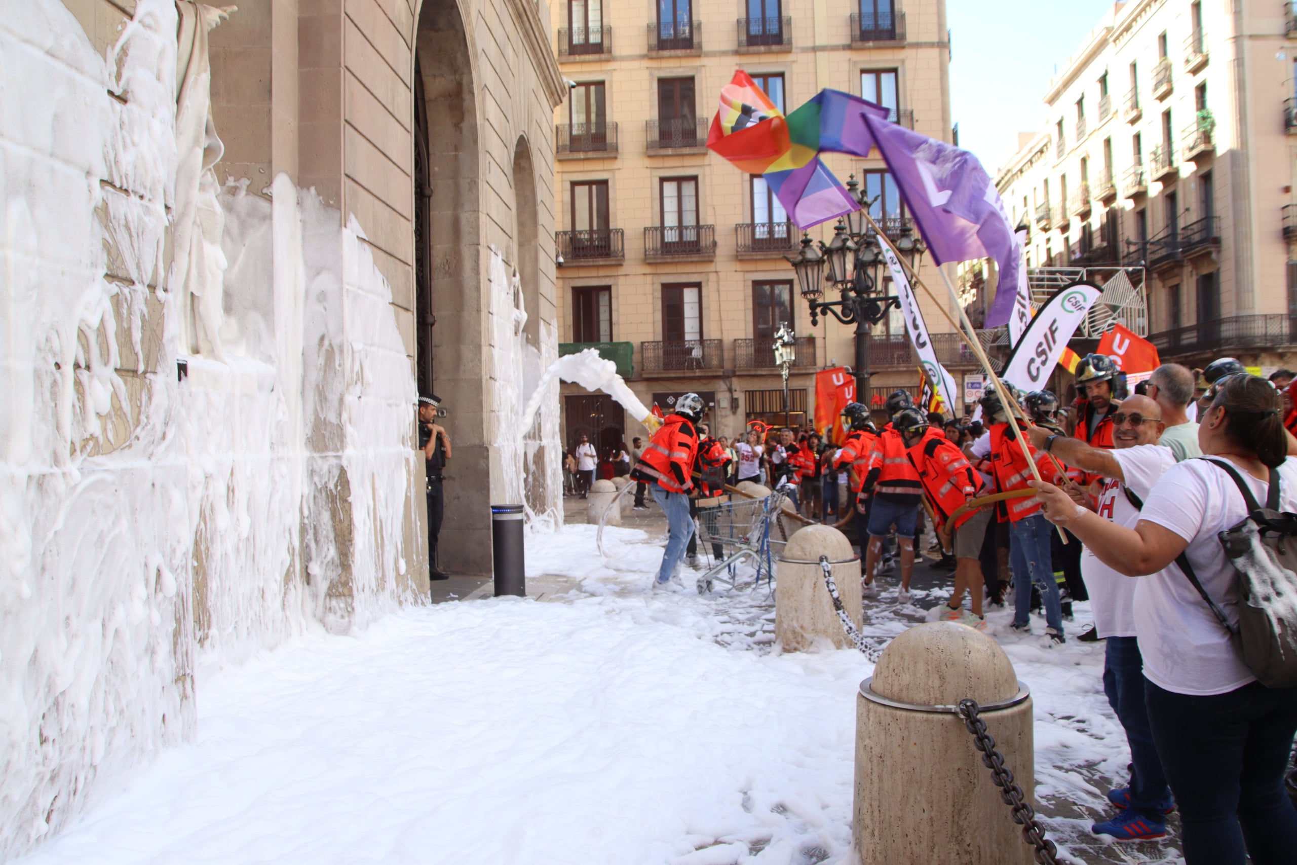 Els bombers 'pinten' de blanc la façana del consistori amb escuma / ACN