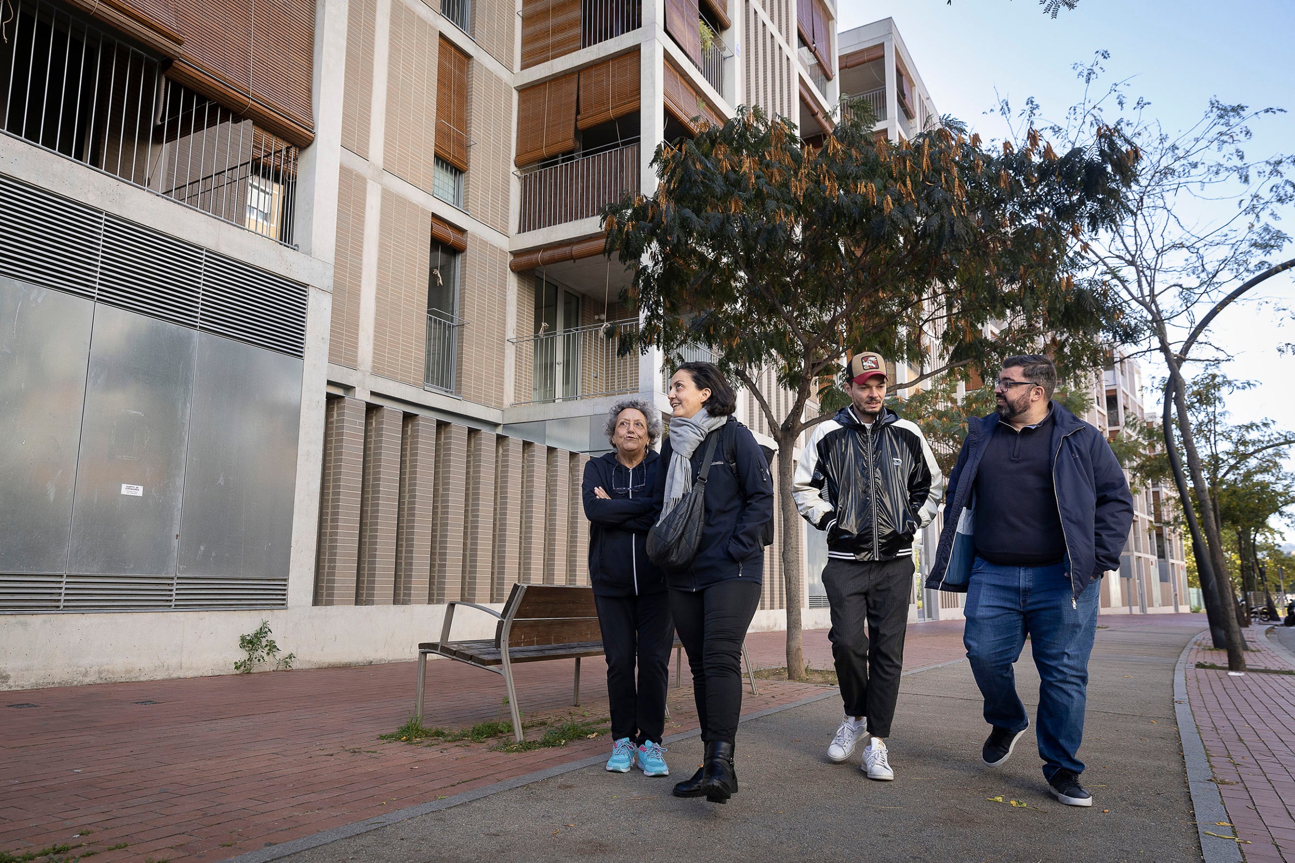 Veïns d'aquesta promoció pública han atès el Tot Barcelona a la finca | Jordi Play