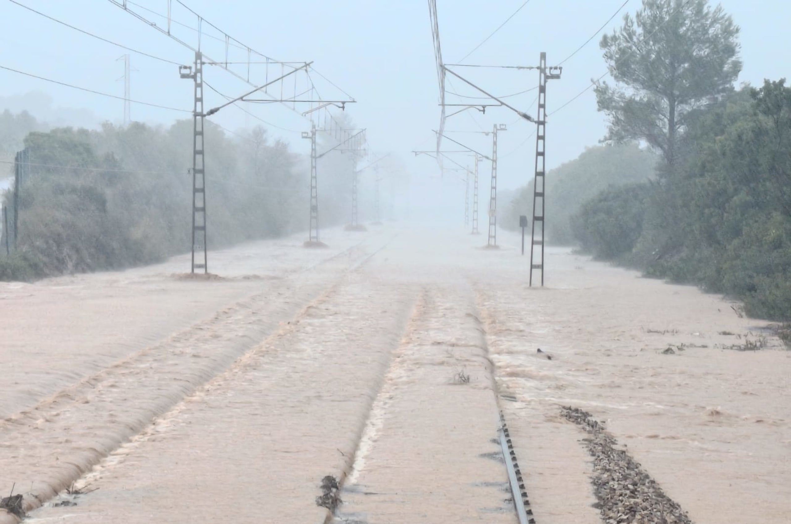 Vías de tren inundadas en Ulldecona, en la comarca del Montsià / ACN
