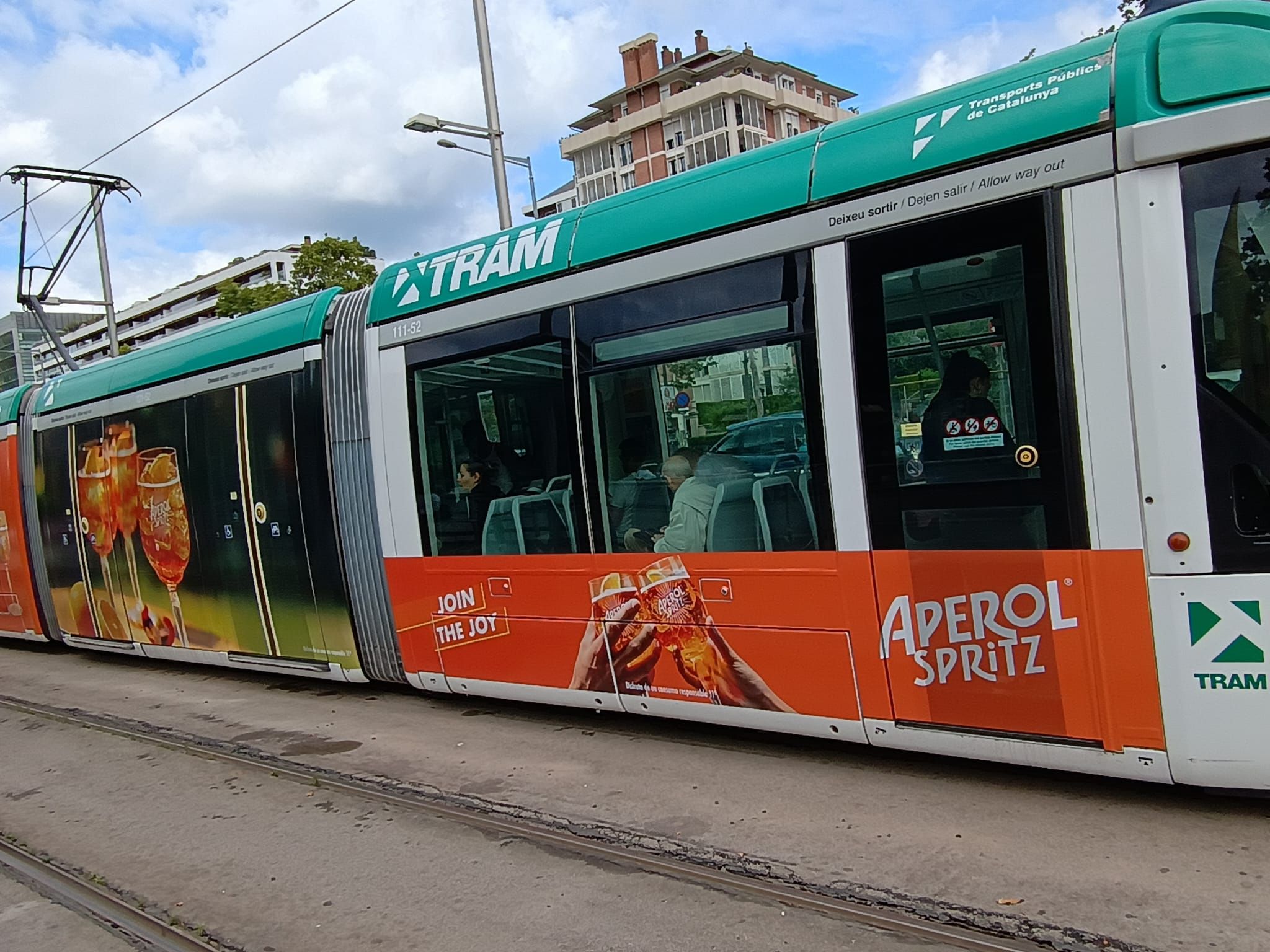 Un anunci d'Aperol en un comboi del tramvia / Sindicatura de Greuges de Barcelona