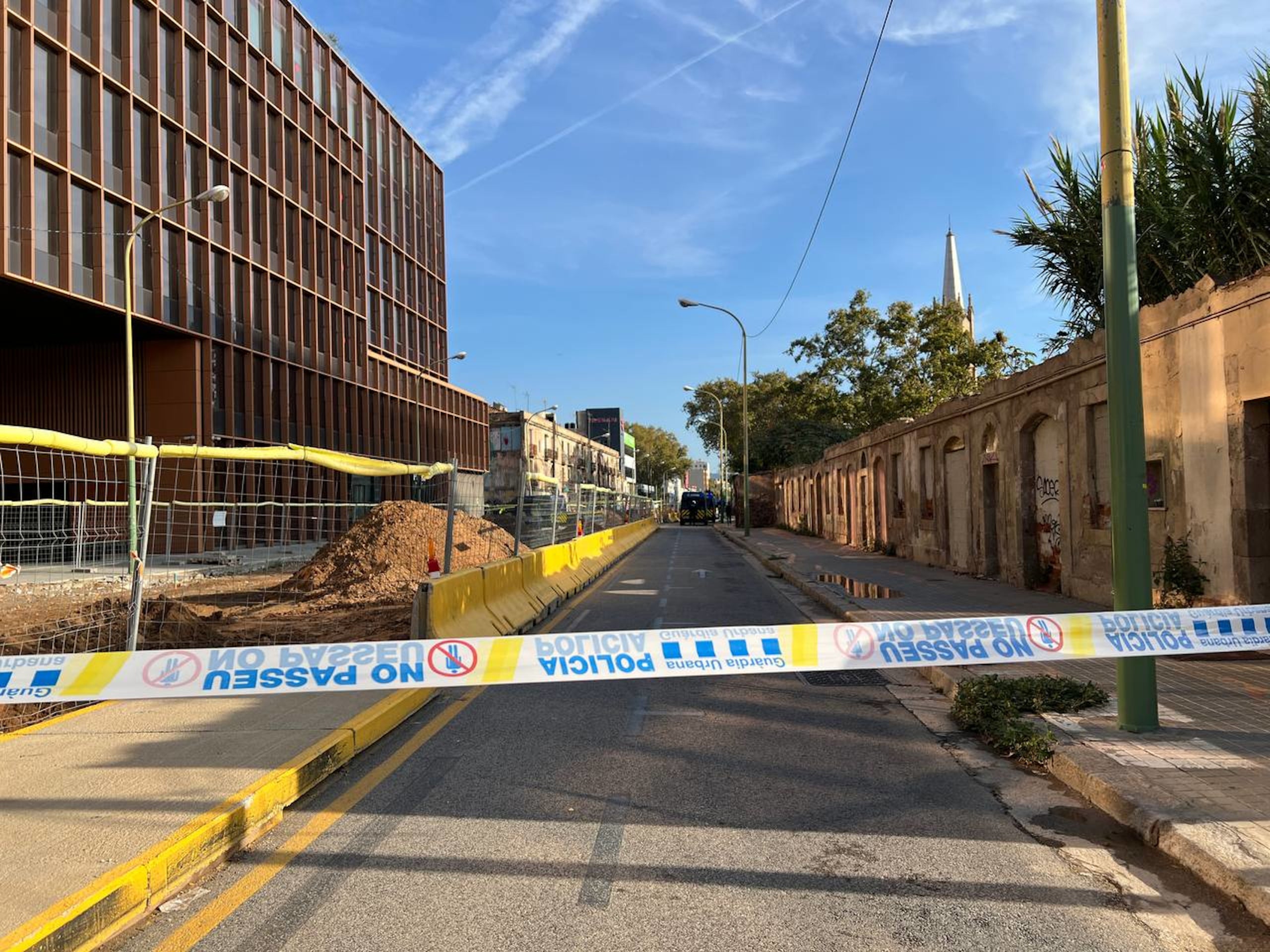 Dispositiu policial per desallotjar l'antiga fàbrica La Escocesa / Laura Fíguls (ACN)