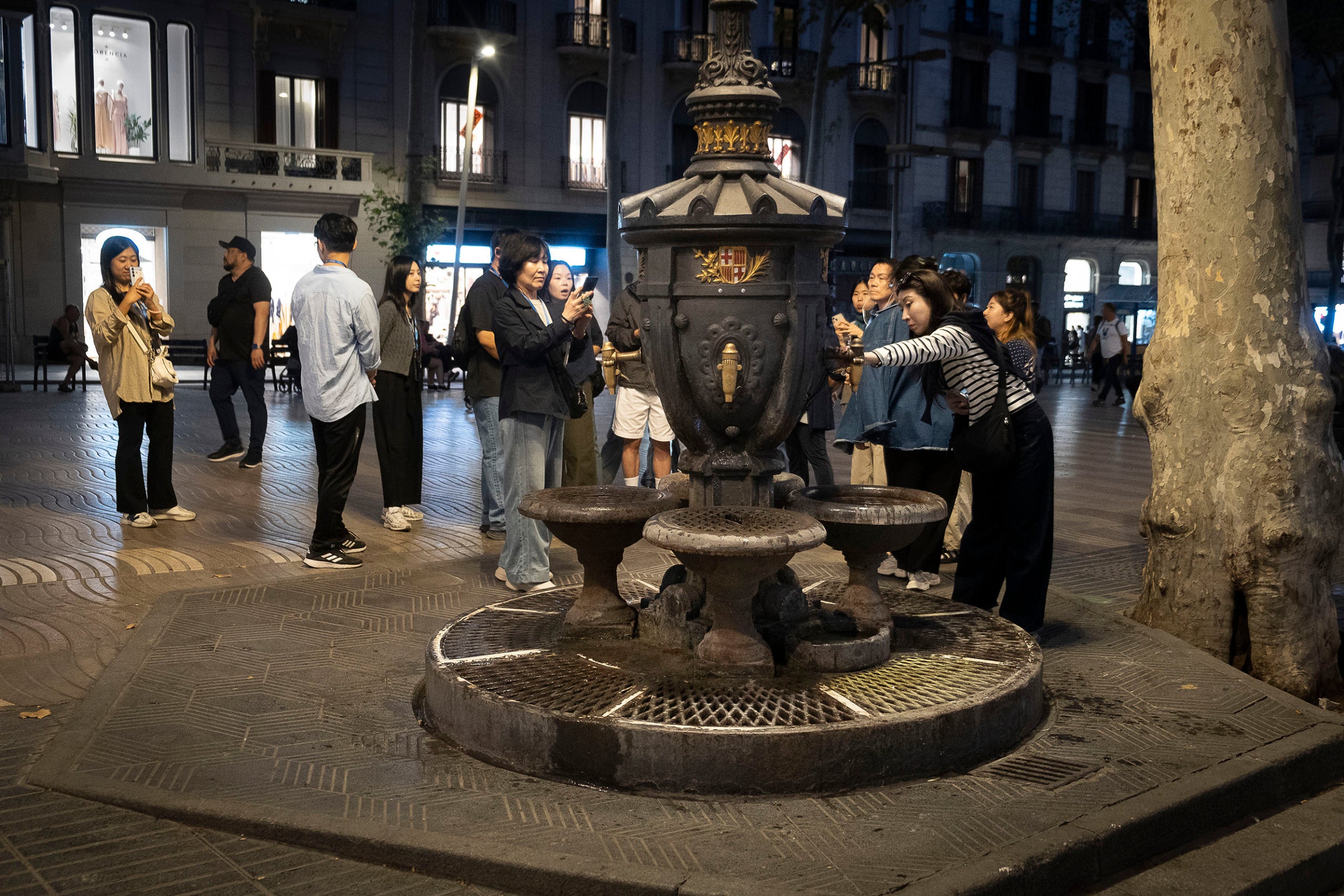 Turistes asiàtics a la Font de Canaletes a les Rambles.
08.10.2025, Barcelona

foto: Jordi Play