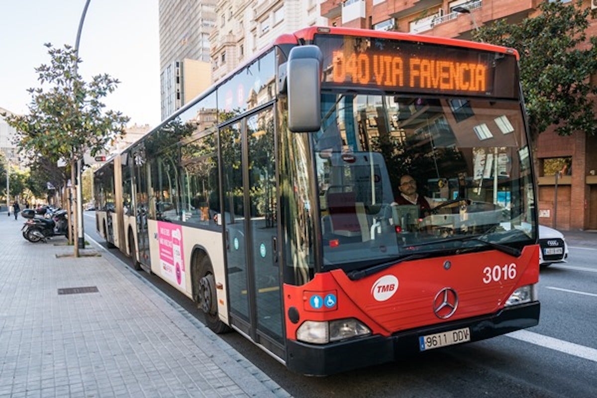 Un bus de la línia D-40 de TMB, com el que s'ha encastat contra l'estació dels FGC / TMB-Pep Herrero 
