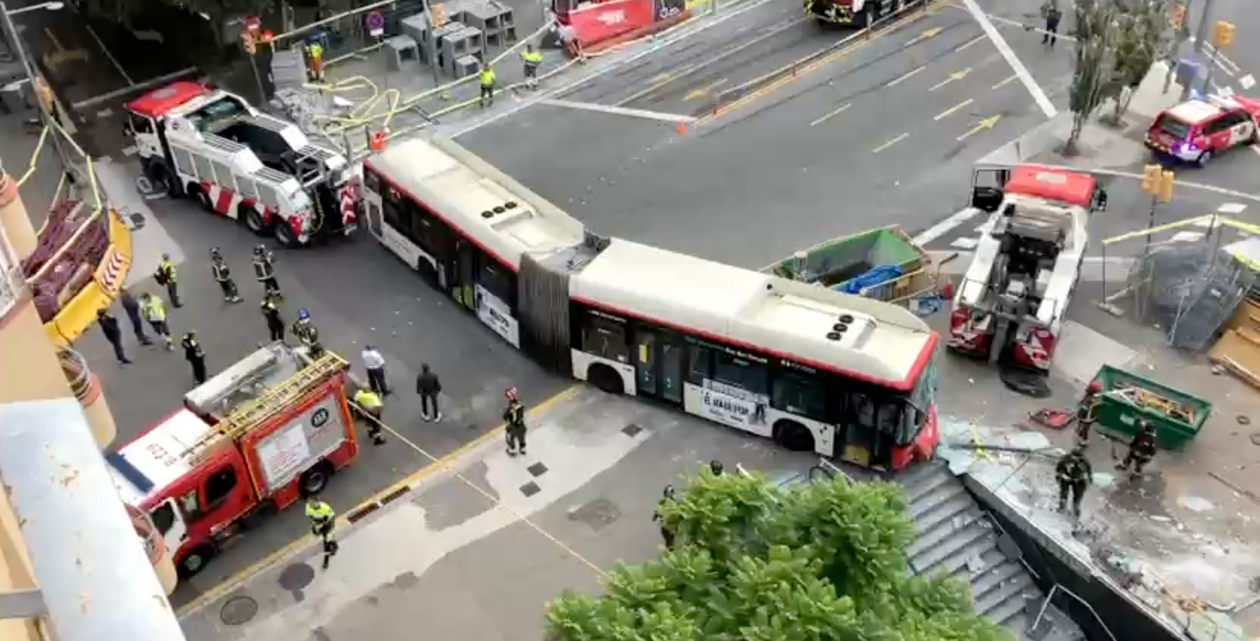 Una grua retira el bus de TMB es va encastar contra una parada dels FGC 