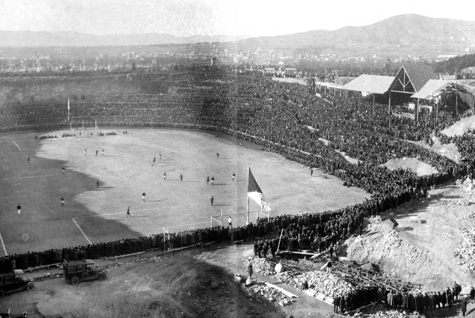 El Estadi Català, aún inacabado, se inauguró el día de Navidad de 1921 con un partido amistoso de fútbol entre el FC Barcelona y el Sparta de Praga,