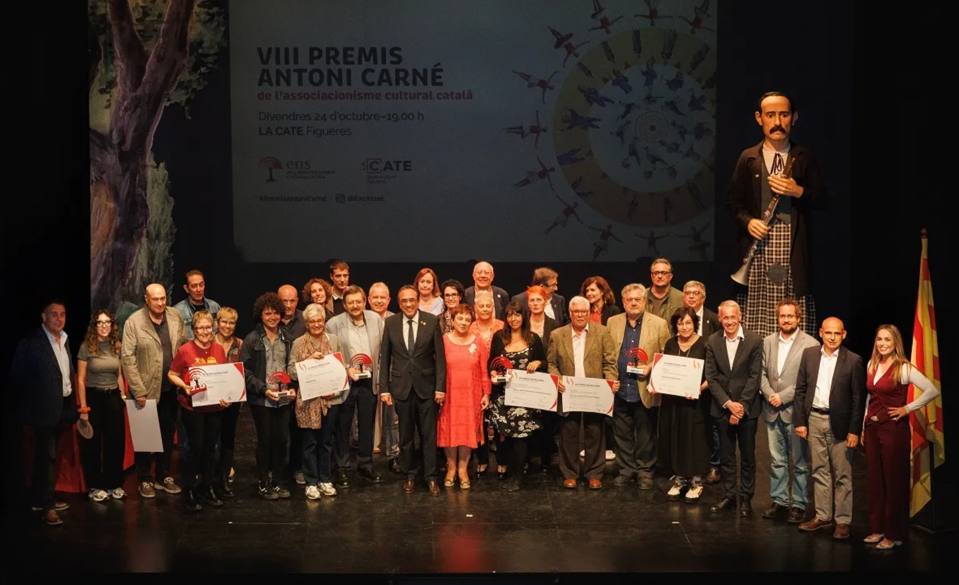 Foto de família dels VIII Premis Antoni Carné de l'Associacionisme Cultural Català | Jordi Cassú
