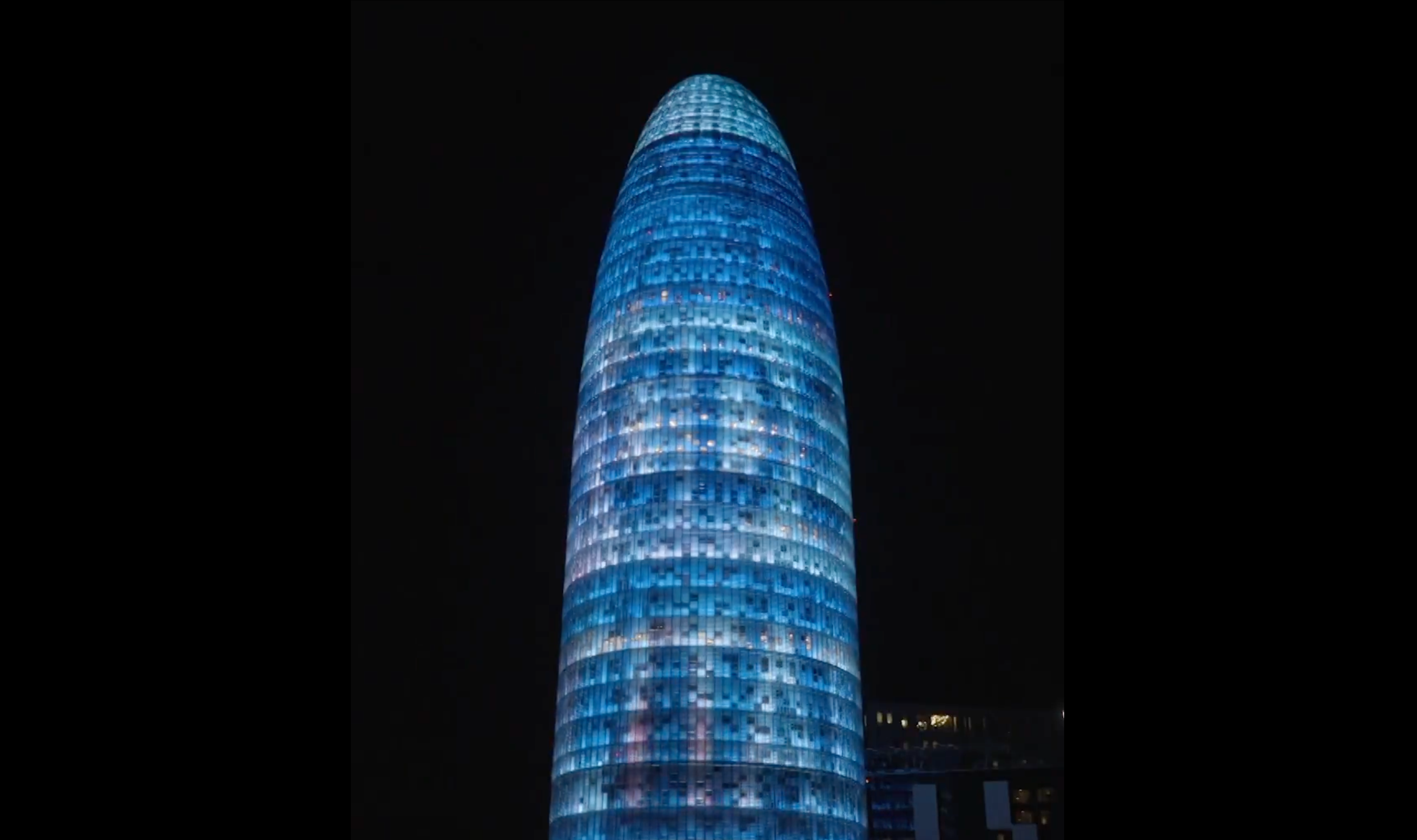 La Torre Glòries il·luminada pel 125è aniversari de l'Espanyol | Twitter RCDE