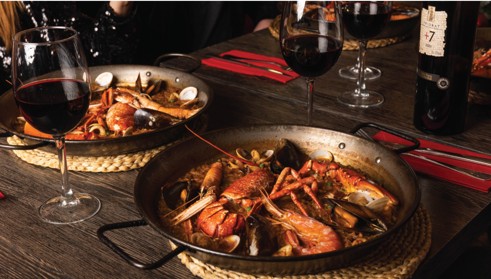 Paella de bogavante servida en la Paelleria de Barcelona PAELLERIA